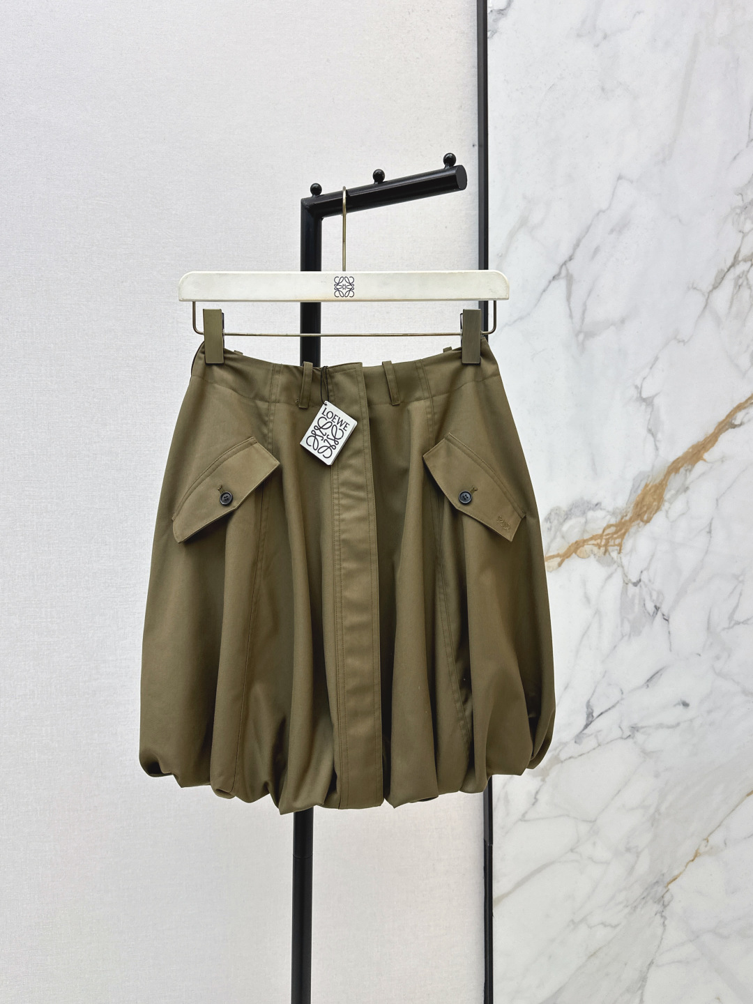 NO:794558,Loe 26Ss————The latest spring and summer double-pocket decorated flower bud skirt is full of texture and elegant design. It is OK for daily OL. A fashionable skirt with unique charm. One color ready for sale smlxl,,loewe,skirts,19860909Loe 26Ss————春夏最新款双口袋装饰花苞半裙质感十足 优雅气质设计 日常OL都OK 一款具有独特魅力的时尚半裙 一色现货发售smlxl,,loewe,skirts,,Women's clothing