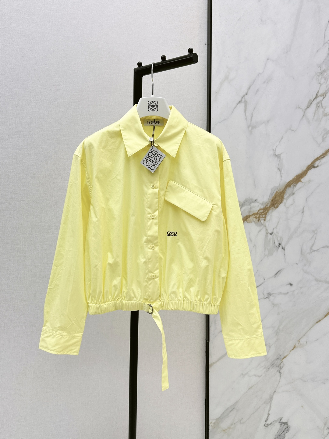 NO:794555,Loe 26Ss————The latest lemon yellow shirt for spring and summer, low-key luxury three-dimensional tailoring, streamlined line design, noble and elegant, and full of gentle and intellectual temperament. Imported special materials will be amazing when you receive it. The texture of the customized fabric is awesome. One color ready for sale smlxl,,loewe,shirts,19860909Loe 26Ss————春夏最新款柠檬黄衬衫低调奢华立体剪裁 精简线条感设计 高贵典雅又尽显温柔知性的气质 进口特殊材质 收到手会很惊艳 定制面料质感超赞 一色现货发售smlxl,,loewe,shirts,,Women's clothing