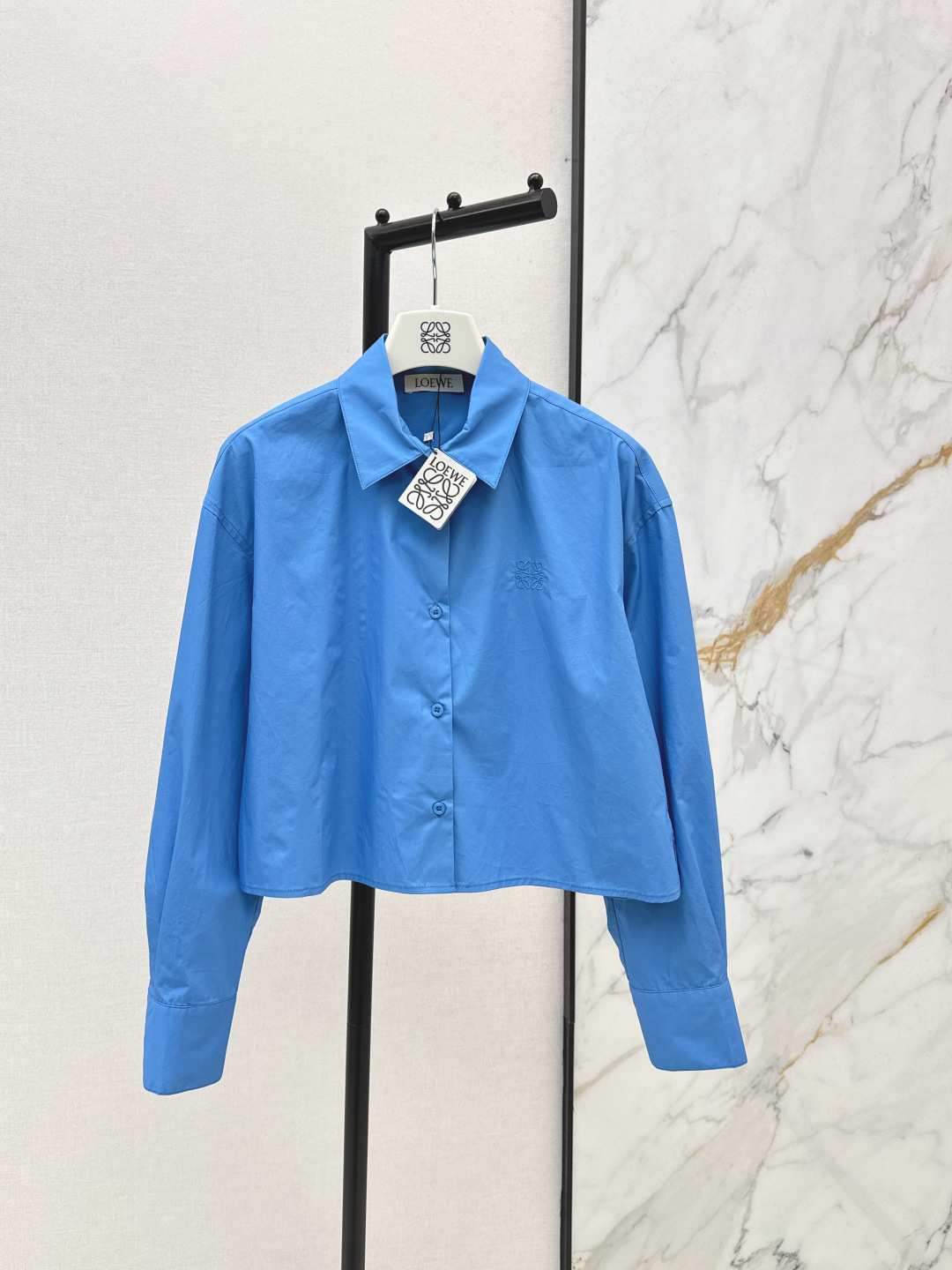 NO:794552,Loe 26Ss————The latest short blue shirt for spring and summer. Low-key luxury three-dimensional tailoring. Streamlined line design. Noble and elegant yet full of gentle and intellectual temperament. Imported special materials. It will be amazing when you receive it. The texture of the customized fabric is awesome. One color ready for sale smlxl,, loewe, shirts,19860909Loe 26Ss————春夏最新款小短款蓝色衬衫低调奢华立体剪裁 精简线条感设计 高贵典雅又尽显温柔知性的气质 进口特殊材质 收到手会很惊艳 定制面料质感超赞 一色现货发售smlxl,,loewe,shirts,,Women's clothing