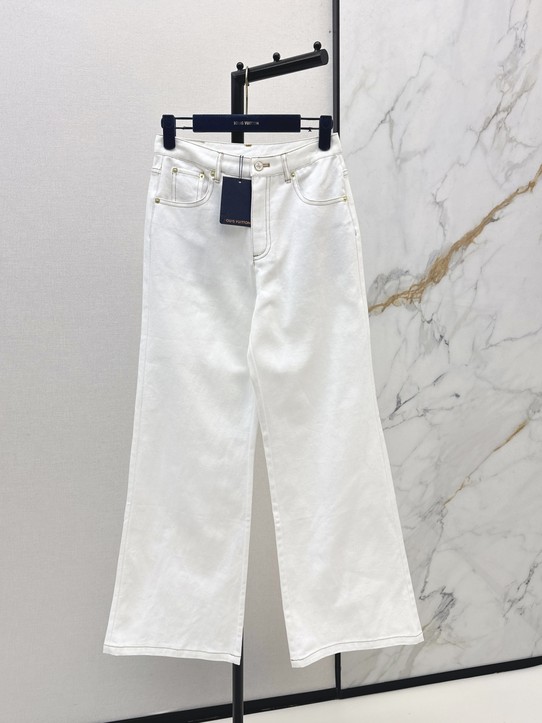NO:794536,L's 26Ss - the latest spring and summer style minimalist straight trousers with contrasting stitching and three-dimensional tailoring. All-round exquisite upper body, super covering of body and slimming, super slimming of leg proportions. Simple and refreshing. It gives a refreshing and fashionable sense of high-end. It is elegant and fashionable in daily life. It is very versatile. The color is very beautiful. The fabric is high-end and textured. One color ready for sale smlxl,, louis vuitton,19860909L家 26Ss————春夏最新款撞色车线极简风直筒长裤整件立体剪裁 全方位精致做上身超级遮肉显瘦 超拉腿部比例 简简单单 穿出清爽时髦的高级感 日常优雅又时髦巨百搭 颜色很好看 面料高级又有质感 一色现货发售smlxl,,louis vuitton,,Women's clothing