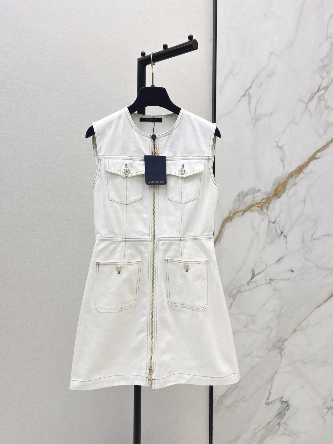 NO:794532,L's 26Ss————The latest spring and summer minimalist style sleeveless dress with contrasting color stitching. The whole piece is three-dimensionally cut. It is all-around exquisite and the upper body is super covered and looks slimming. It is simple and refreshing. It has a refreshing and fashionable sense of high-end. It is elegant and fashionable in daily life and is very versatile. The color is very beautiful. The fabric is high-end and textured. One color ready for sale smlxl, louis vuitton, skirts,19860909L家 26Ss————春夏最新款撞色车线极简风无袖连衣裙整件立体剪裁 全方位精致做上身超级遮肉显瘦 简简单单 穿出清爽时髦的高级感 日常优雅又时髦巨百搭 颜色很好看 面料高级又有质感 一色现货发售smlxl,,louis vuitton,skirts,,Women's clothing