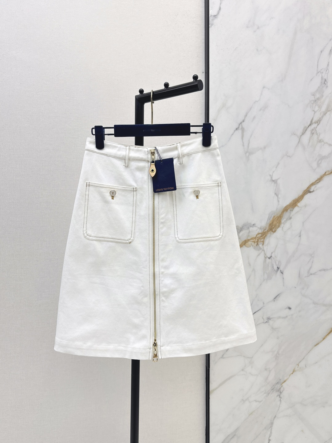NO:794530,L Family 26Ss————The latest spring and summer style minimalist style high-waisted skirt with contrasting color stitching. The whole piece is three-dimensionally tailored. It is all-round and exquisitely made to cover the body and make the body look slimmer. Simple and simple. It gives a refreshing and fashionable sense of high-end. It is elegant and fashionable in daily life. It is very versatile. The color is very beautiful. The fabric is high-end and textured. One color ready for sale smlxl, louis vuitton, skirts,19860909L家 26Ss————春夏最新款撞色车线极简风高腰半裙 整件立体剪裁 全方位精致做上身超级遮肉显瘦 简简单单 穿出清爽时髦的高级感 日常优雅又时髦巨百搭 颜色很好看 面料高级又有质感 一色现货发售smlxl,,louis vuitton,skirts,,Women's clothing