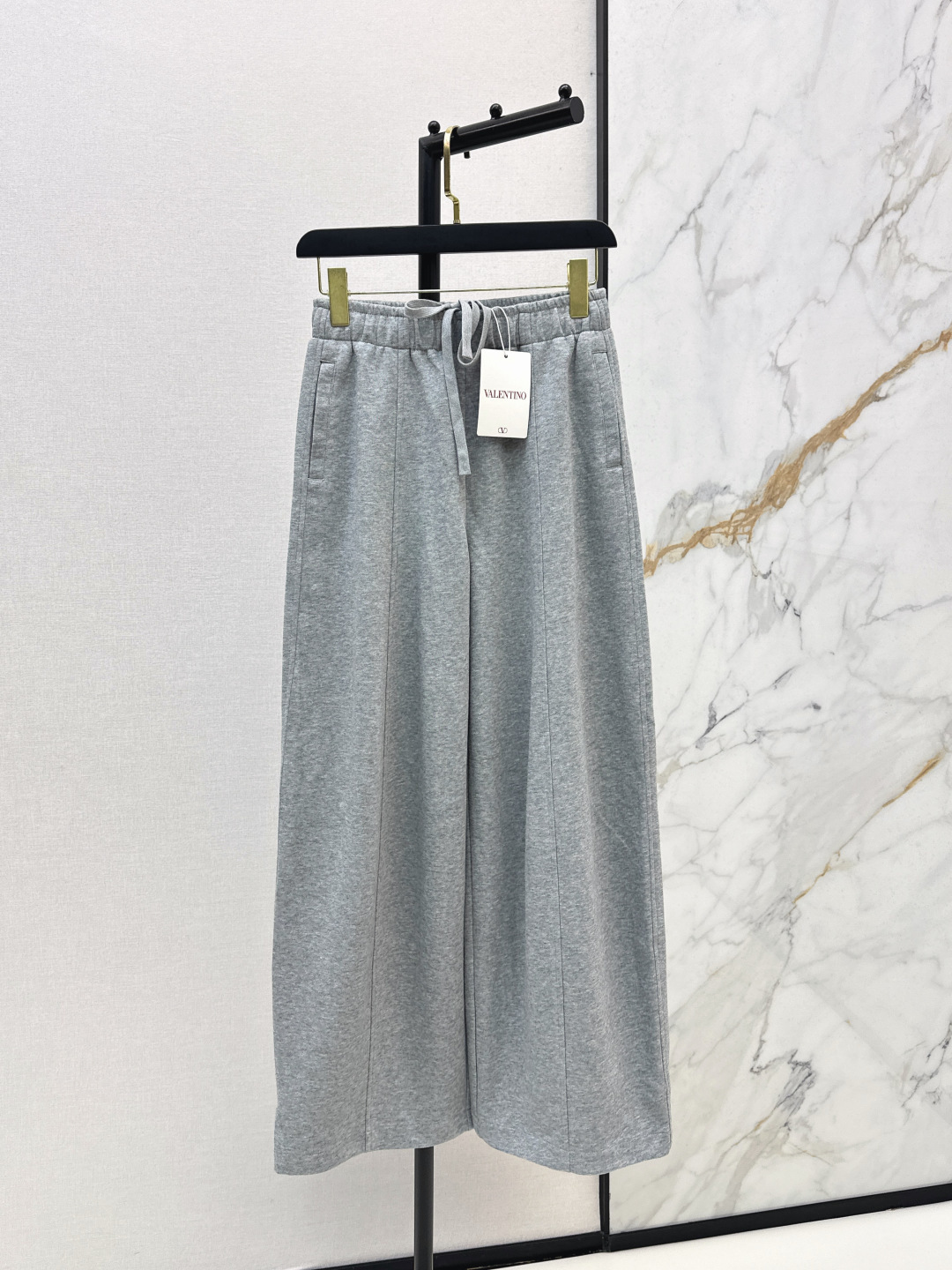NO:794528,VLTN 26Ss————The latest casual pants with small metal decoration for early spring. Light and thin casual pants. Very easy to wear. Definitely a daily must-have. Comfortable and burden-free. It can easily match all the wardrobe styles. The straight version is safe and not picky. Simple and versatile. A must-have. Available in two colors. smlxl,,19860909VLTN 26Ss————早春最新款后备小金属装饰休闲裤 轻薄款的休闲裤 十分好穿 绝对是日常必备款 舒适无负担 轻轻松松搞定衣橱所有的搭配 直筒版型安全不挑人 简洁百搭 人手必备 两色现货发售smlxl,,,Women's clothing