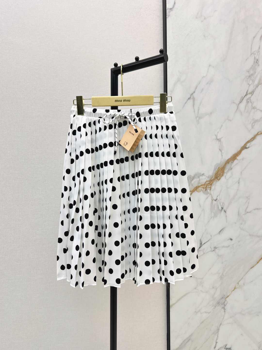 NO:794526,Miu 26Ss, the latest polka-dot pleated skirt for spring and summer. The pleated design balances the dull colors very well. It has both a rebellious girlish feeling and an intellectual high-tech atmosphere. The upper body is versatile. Two colors are available for sale sml,,miumiu,skirts,19860909减龄少女感 Miu 26Ss————春夏最新款波点压褶半裙 压褶的设计很好的平衡了沉闷的颜色 兼具叛逆少女感和知识分子的高知氛围 上身各种百搭 两色现货发售sml,,miumiu,skirts,,Women's clothing