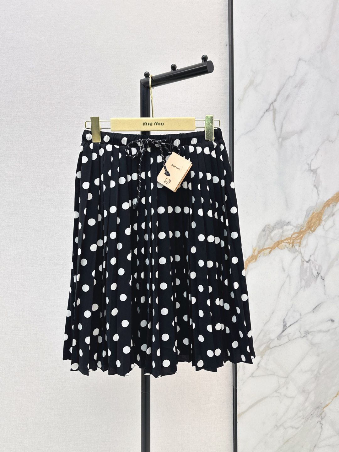 NO:794524,Miu 26Ss, the latest polka-dot pleated skirt for spring and summer. The pleated design balances the dull colors very well. It has both a rebellious girlish feeling and an intellectual high-tech atmosphere. The upper body is versatile. Two colors are available for sale sml,,miumiu,skirts,19860909减龄少女感 Miu 26Ss————春夏最新款波点压褶半裙 压褶的设计很好的平衡了沉闷的颜色 兼具叛逆少女感和知识分子的高知氛围 上身各种百搭 两色现货发售sml,,miumiu,skirts,,Women's clothing