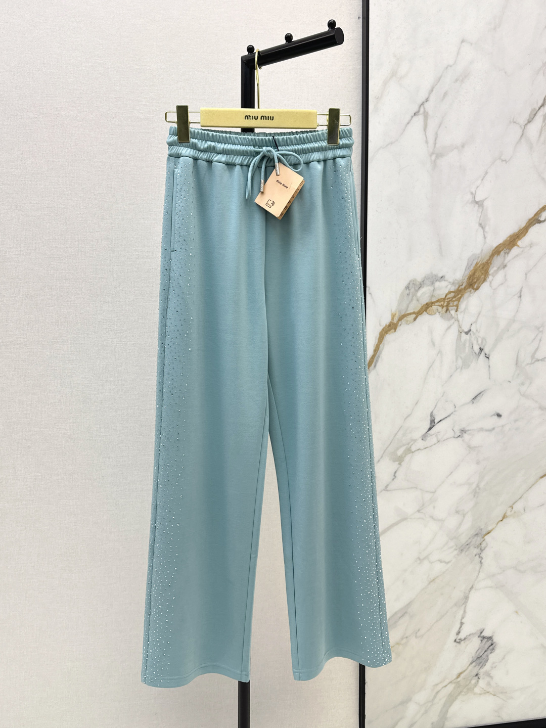 NO:794522,Miu 26Ss————The latest spring and summer logo-decorated straight-leg trousers have a cool style. They can be worn for daily commuting. No matter the occasion, the design is unique and the sense of layering is richer. Full of small details that are a plus. Two colors are available in stock. SML trousers,,miumiu,19860909Miu 26Ss————春夏最新款徽标装饰直筒裤可A可飒的风格 日常通勤穿什么的都是很OK的 不挑场合 设计独特 层次感更加丰富 满满小细节太加分 两色现货发售sml 长裤,,miumiu,,Women's clothing