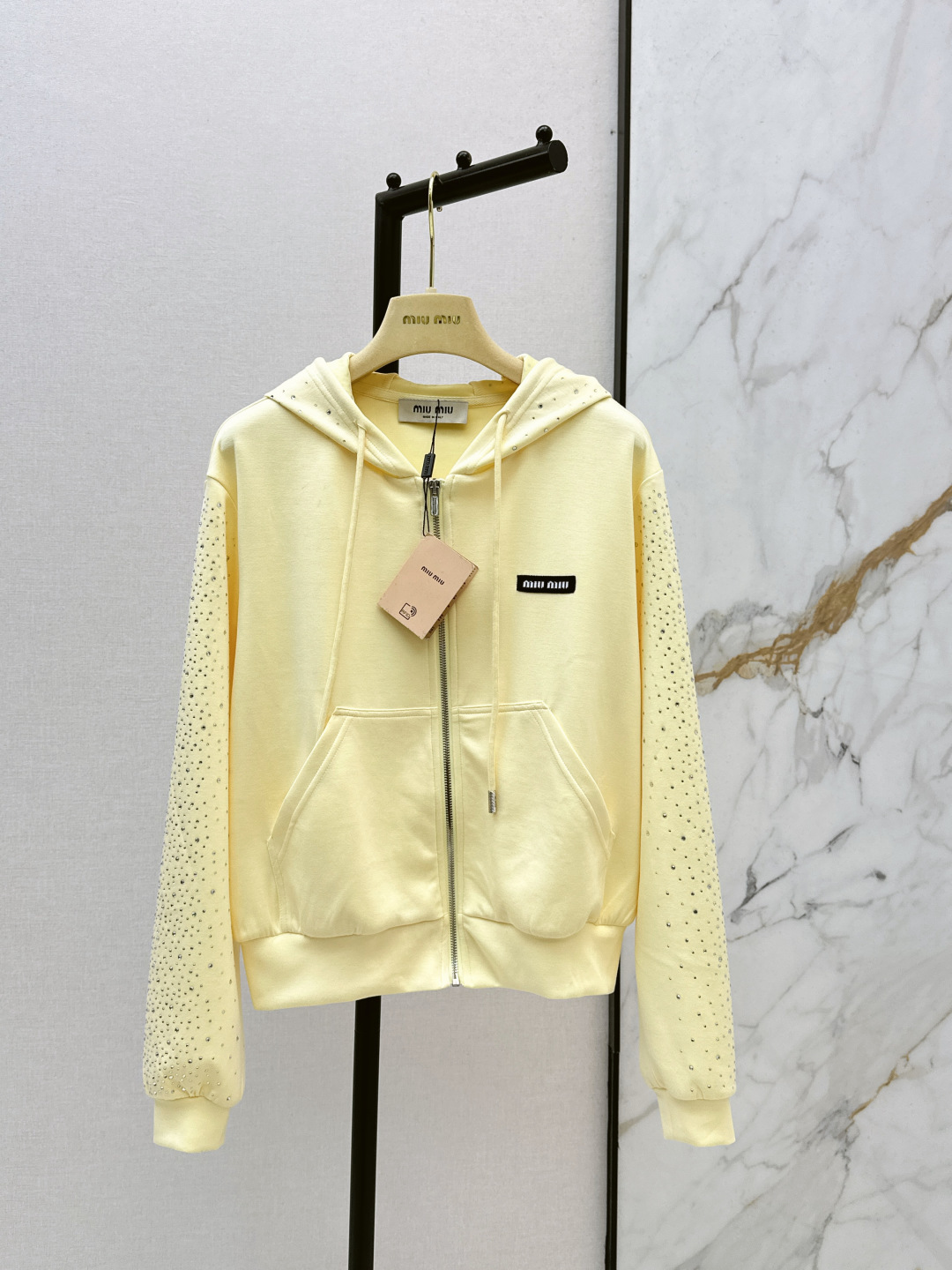 NO:794533,Miu 26Ss - the latest spring and summer style casual suit with logo and rhinestone decoration, hooded jacket + elastic waist skirt, cute style, suitable for daily commuting, no matter the occasion, unique design, richer layering, full of small details, two colors ready for sale, sml, miu, skirts, jackets & coats, hats,19860909Miu 26Ss————春夏最新款徽标烫钻装饰休闲套装连帽外套+松紧腰半裙 可A可飒的风格 日常通勤穿什么的都是很OK的 不挑场合 设计独特 层次感更加丰富 满满小细节太加分 两色现货发售sml 外,,miumiu,skirts,jackets & coats,hats,,Women's clothing