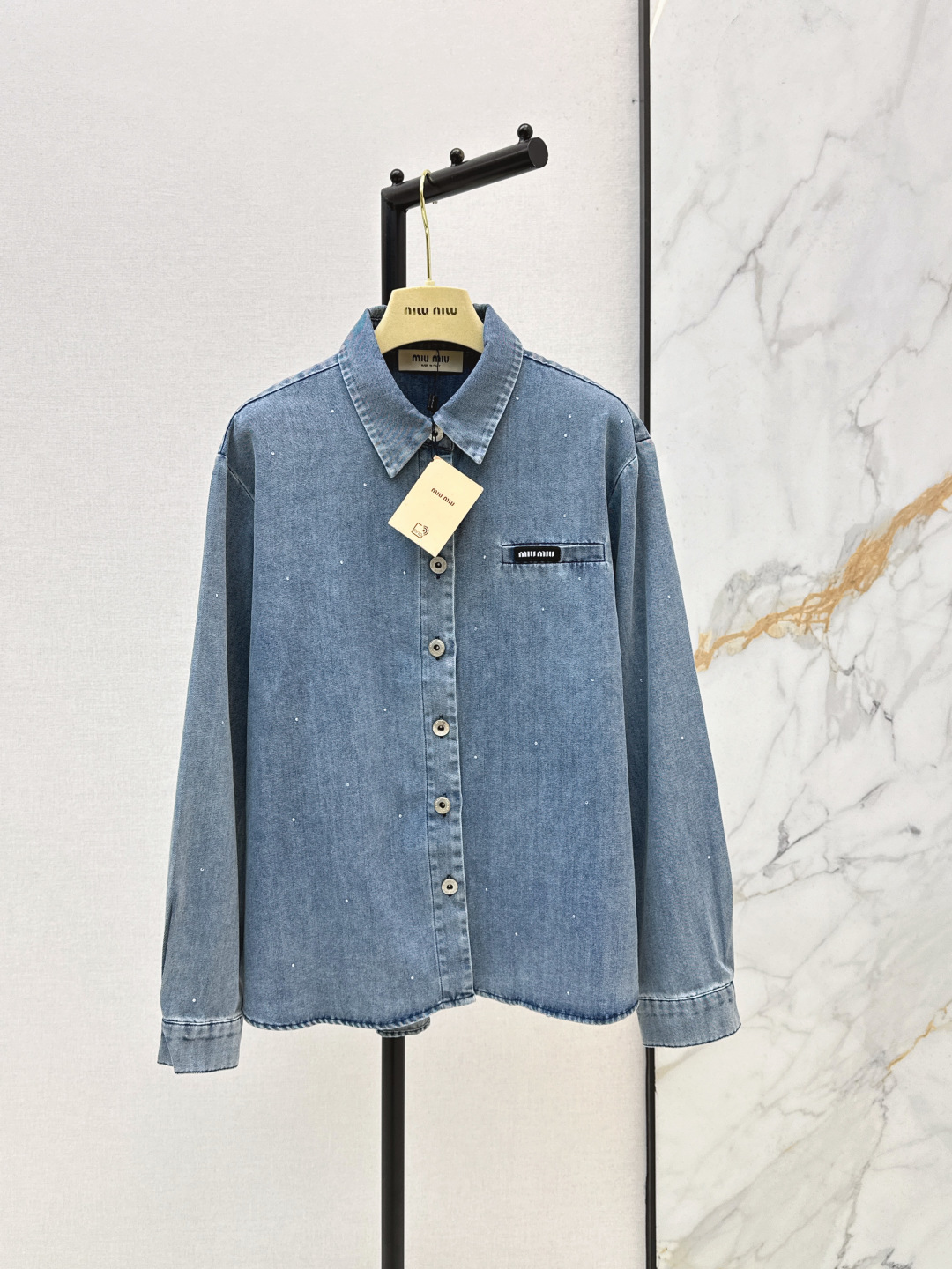 NO:794531,Miu 26Ss————The latest hot-drilled denim shirt for spring and summer, super fashionable new denim denim. The upper body is cool and sassy with a unique color tone. The texture is fine and the cotton feels natural. It is muscular yet soft. It is super beautiful. The details are super well made. One color ready for sale sml,, miumiu, shirts,19860909Miu 26Ss————春夏最新款烫钻牛仔衬衫超时髦新款丹宁牛仔 个性色调上身又酷又飒爽 纹理细腻棉感自然 既有筋骨感又不失柔软 超级漂亮 细节做工超级好 一色现货发售sml,,miumiu,shirts,,Women's clothing