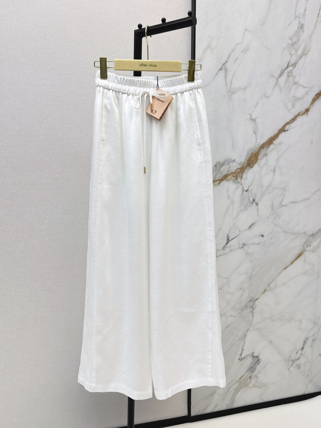 NO:794529,Miu 26Ss————The latest wide-leg trousers for spring and summer. Not picky about body shape requirements. The upper body is particularly good. The style of matching is also very versatile. Exquisite advanced customization. The rich texture of the fabric is awesome. Retro and elegant. The upper body is cool, handsome and fashionable for age reduction. Two colors are available for sale now sml,,miumiu,19860909Miu 26Ss————春夏最新款阔腿长裤 不挑剔身形要求 上身特别赞 搭配的风格也很通吃 精致高级定制 富有肌理感的面料质感超赞 复古优雅 上身酷帅减龄时髦精 两色现货发售sml,,miumiu,,Women's clothing