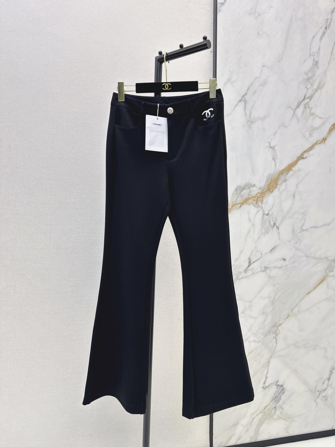 NO:794527,C Home 26Ss——The latest style of micro-flared versatile trousers for spring and summer. Very fashionable and easy to wear. Versatile style. Advanced customization. Comfortable fabric. Casual and easy. Good texture. Retro and fashionable. Can be controlled by all kinds of body types. One color ready for sale sml,,chanel,19860909C家 26Ss———春夏最新款微喇百搭长裤 时髦好穿度爆棚 风格百搭 高级定制 舒适的面料 随性洒脱 质感也敲好 复古又时尚 各种身材都可以驾驭 一色现货发售sml,,chanel,,Women's clothing