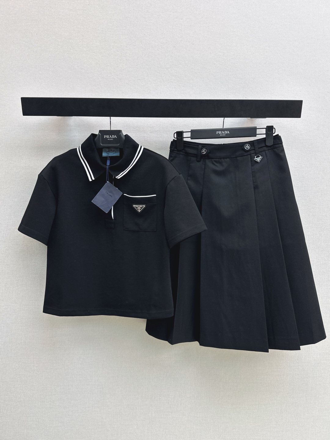 NO:794521,PD 26Ss————The latest spring and summer age-reducing polo top + pleated skirt. Everyone can control the INS trend polo suit. It meets the dual needs of comfort and fashion and can be integrated into every daily dressing scene. One set. Two colors are available for sale sml,,skirts,19860909PD 26Ss————春夏最新款减龄polo上衣+压褶半裙人人都能驾驭INS风潮人polo套装 贴合舒适与时髦的双需求能融入每个日常的穿搭场景 一套出 两色现货发售sml,,skirts,,Women's clothing