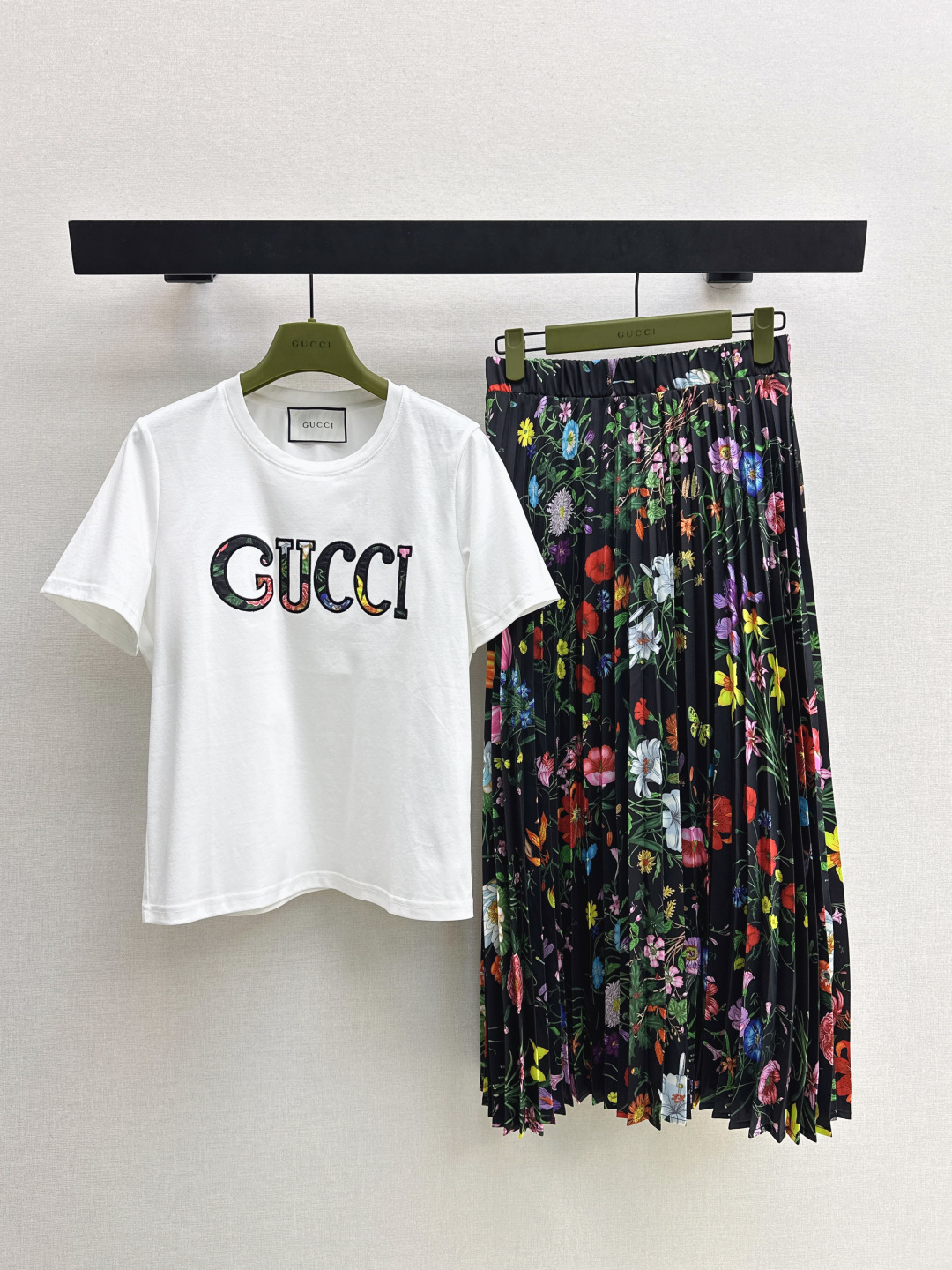 NO:794519,Gu 26Ss————The latest spring and summer vacation series suit with logo lettering white T-shirt + floral pleated skirt. High-end atmosphere, full of high-end sense of wear. Innovative fabrics. Light and soft. Real product is very good. The upper body is fashionable and versatile. One set is available. Two colors are available for sale sml, skirts, tees, t-shirt,19860909Gu 26Ss————春夏最新款度假系列套装logo字母白色T恤+花卉压褶半裙 高级大气 满满的穿搭高级感 创新面料 轻盈柔软 实物非常赞 上身洋气百搭 一套出 两色现货发售sml,,skirts,tees，t-shirt,,Women's clothing