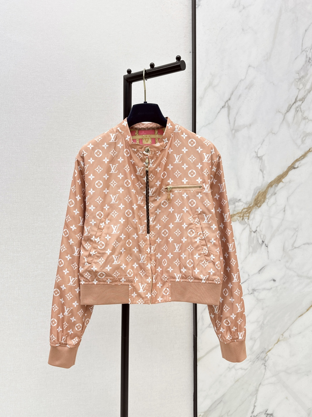NO:794517,L's 26Ss - the latest spring and summer double-sided jacket. It can be worn on both sides. The two-sided style can be switched at will. One side is a stamp print design, and the other side is a solid color old flower patch pattern. The round-neck jacket has a tailored upper body that is handsome, versatile and slim. A must-have item for elegant ladies. One color ready for sale sml,, louis vuitton, jackets & coats, jackets & coats,19860909L家 26Ss————春夏最新款双面夹克外套 双面变法穿 双面风格随意切换 一面是邮票印花设计 另一面是净色老花贴章图案 圆领夹克剪裁版型上身帅气百搭又显瘦 气质小姐姐必备单品 一色现货发售sml,,louis vuitton,jackets & coats,jackets & coats,,Women's clothing