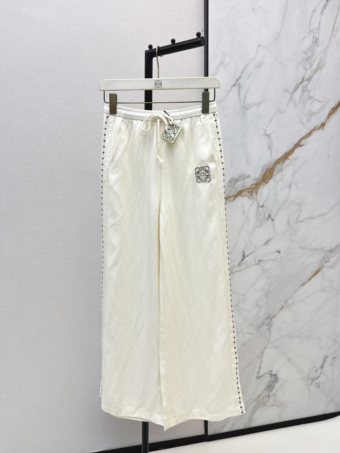 NO:794516,Loe 26Ss——The latest high-waisted wide-leg trousers for spring and summer. Made of 100% linen fabric. Not picky about your body shape. The upper body is particularly great!  The style of the matching is also very versatile. Exquisite advanced customization. The texture of the textured fabric is awesome. Retro and elegant. The upper body is cool and handsome, age-reducing and fashionable. Two colors are available for sale sml,, loewe,19860909Loe 26Ss———春夏最新款高腰阔腿长裤 百分百亚麻面料 不挑剔身形要求 上身特别赞！搭配的风格也很通吃 精致高级定制 富有肌理感的面料质感超赞 复古优雅 上身酷帅减龄时髦精 两色现货发售sml,,loewe,,Women's clothing