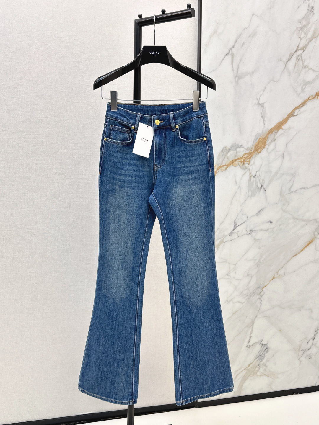 NO:794513,Ce 26Ss————The latest micro-flare slim-fitting jeans for early spring. The whole piece is three-dimensional. It is all-around exquisite and can be worn by celebrities. The upper body is super covered and the legs are slim. It is a great item to match. It is simple. It can be worn with a refreshing and fashionable sense of high-end. It is elegant and fashionable in daily life. It is very versatile. The color is very good-looking. The fabric is high-end and texture. A must-have for dates and shopping. One color ready for sale smlxlxxl,,jeans,19860909Ce 26Ss————早春最新款微喇修身牛仔裤 整件立体剪裁 全方位精致做明星穿搭 上身超级遮肉显瘦 超拉腿部比例 巨好搭配的单品 简简单单 穿出清爽时髦的高级感 日常优雅又时髦巨百搭 颜色很好看 面料高级又有质感 约会逛街必备 一色现货发售smlxlxxl,,jeans,,Women's clothing
