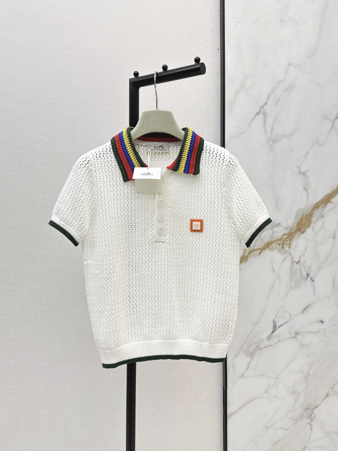 NO:794510,Summer lightweight style Her 26Ss————Embroidery latest classic logo embroidered lapel hollow knitted top. Simple and easy to wear. It can be paired with pants or skirts. Polo lapel design. Classic logo decoration embroidered on the chest. Thin yarn is not stuffy. One color ready for sale sml,,skirts,19860909夏季轻薄款 Her 26Ss————刺绣最新款经典logo刺绣翻领镂空针织上衣 简约又好穿 搭配裤子或者半裙都OK Polo翻领设计 胸前刺绣经典logo装饰 轻薄的纱线不闷热 一色现货发售sml,,skirts,,Women's clothing