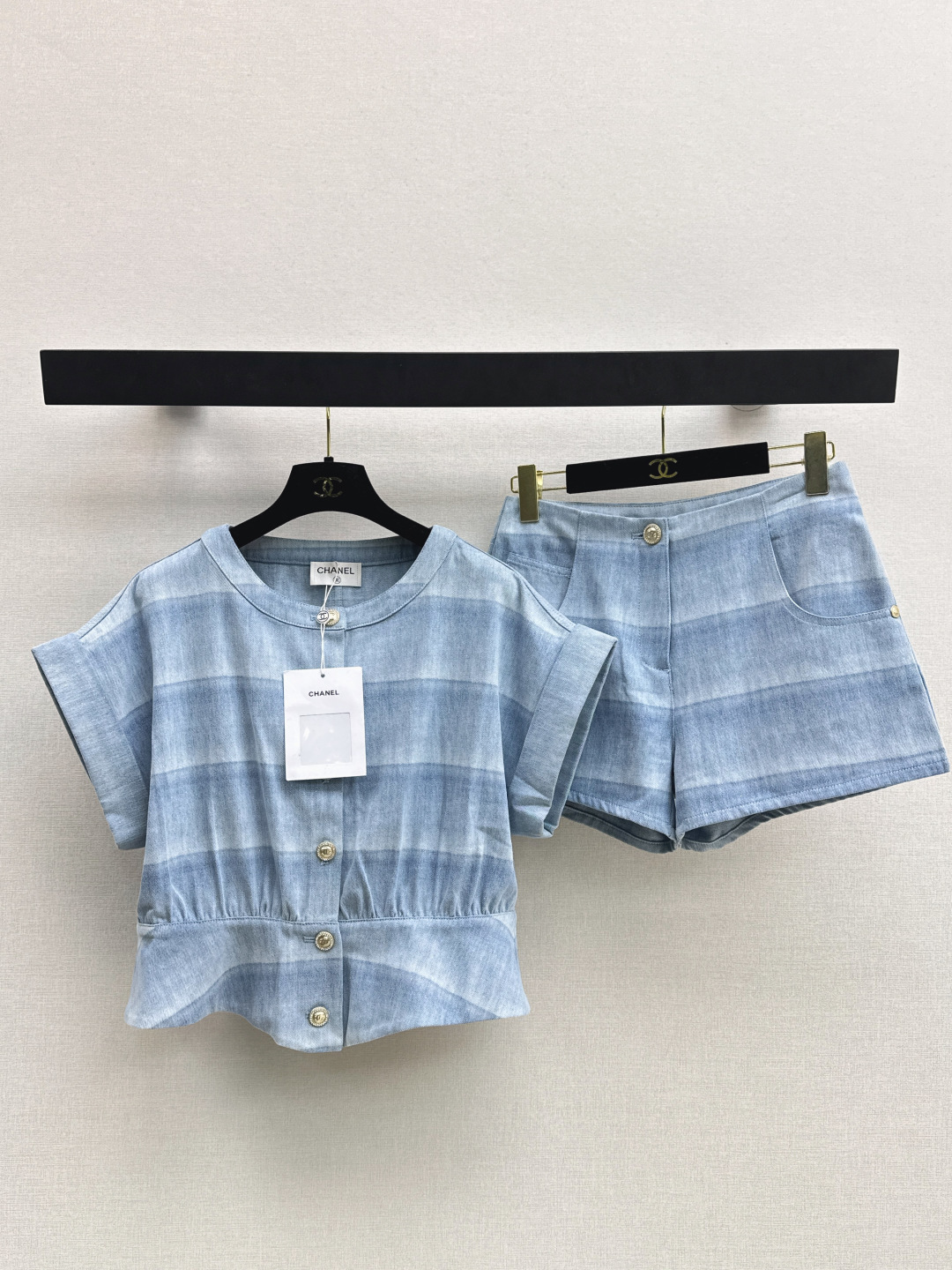 NO:794507,Exclusive debut of tops and shorts. C Home 26Ss - the latest spring and summer vacation series suit blue striped denim short-sleeved jacket + shorts. Light blue gradient + fine glitter design. Light denim has a holiday atmosphere. Single-breasted waist ruffle design is age-reducing and refined. It can be easily worn in daily life or vacation. Paired with the same series of jeans, it looks great in suits or mix-matches. Easily enhances the sense of style. Developed in one color. Ready for sale sml,,chanel,shorts,jeans,jackets &  coats, T-shirts,19860909上衣短裤独家首发 C家 26Ss———春夏最新款度假系列套装蓝色条纹牛仔短袖外套+短裤 浅蓝渐变+细闪设计轻薄牛仔布超有度假氛围感 单排扣收腰荷叶边设计减龄又精致 日常或度假都能轻松驾驭 搭配同系列牛仔裤 套装or混搭都很出彩 轻松提升造型感 一色分开发 现货发售sml,,chanel,shorts,jeans,jackets & coats,T-shirt,,Women's clothing