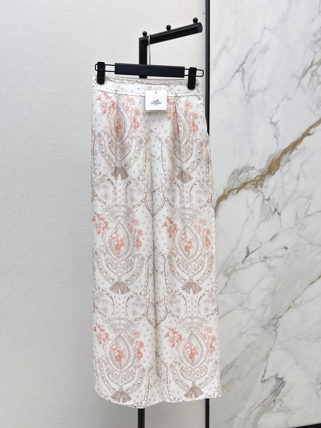 NO:794504,Her 26Ss————The latest spring and summer style pale pink flower positioning printed silk wide-leg straight pants. 100% silk twill texture is awesome. Temperament toothpick line pleated straight pants are casual and generous. Beautiful color matching and full positioning printing. Super high-end. The elastic design of the back waist is not flattering and the upper body is super slim. One color ready for sale smlxl,,real silk,19860909Her 26Ss————春夏最新款淡粉花定位印花真丝阔腿直筒裤 百分百真丝斜纹绸质感超赞 气质牙签线压褶直筒裤型随性大方 绝美配色全定位印花超高级 后腰松紧设计版型不挑人上身超显瘦 一色现货发售smlxl,,real silk,,Women's clothing