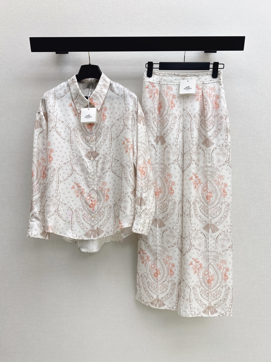 NO:794501,Her 26Ss————The latest spring and summer light pink flower positioning printed silk shirt, 100% silk twill, has a great texture. It has a small lapel and a loose fit, casual and generous. Beautiful color matching and full positioning printing. Super high-end. The version is not picky and the upper body is super slim. One color is available for sale smlxl,, shirts, real silk,19860909Her 26Ss————春夏最新款淡粉花定位印花真丝衬衫百分百真丝斜纹绸质感超赞 气质小翻领宽松版型随性大方 绝美配色全定位印花超高级 版型不挑人上身超显瘦 一色现货发售smlxl,,shirts,real silk,,Women's clothing
