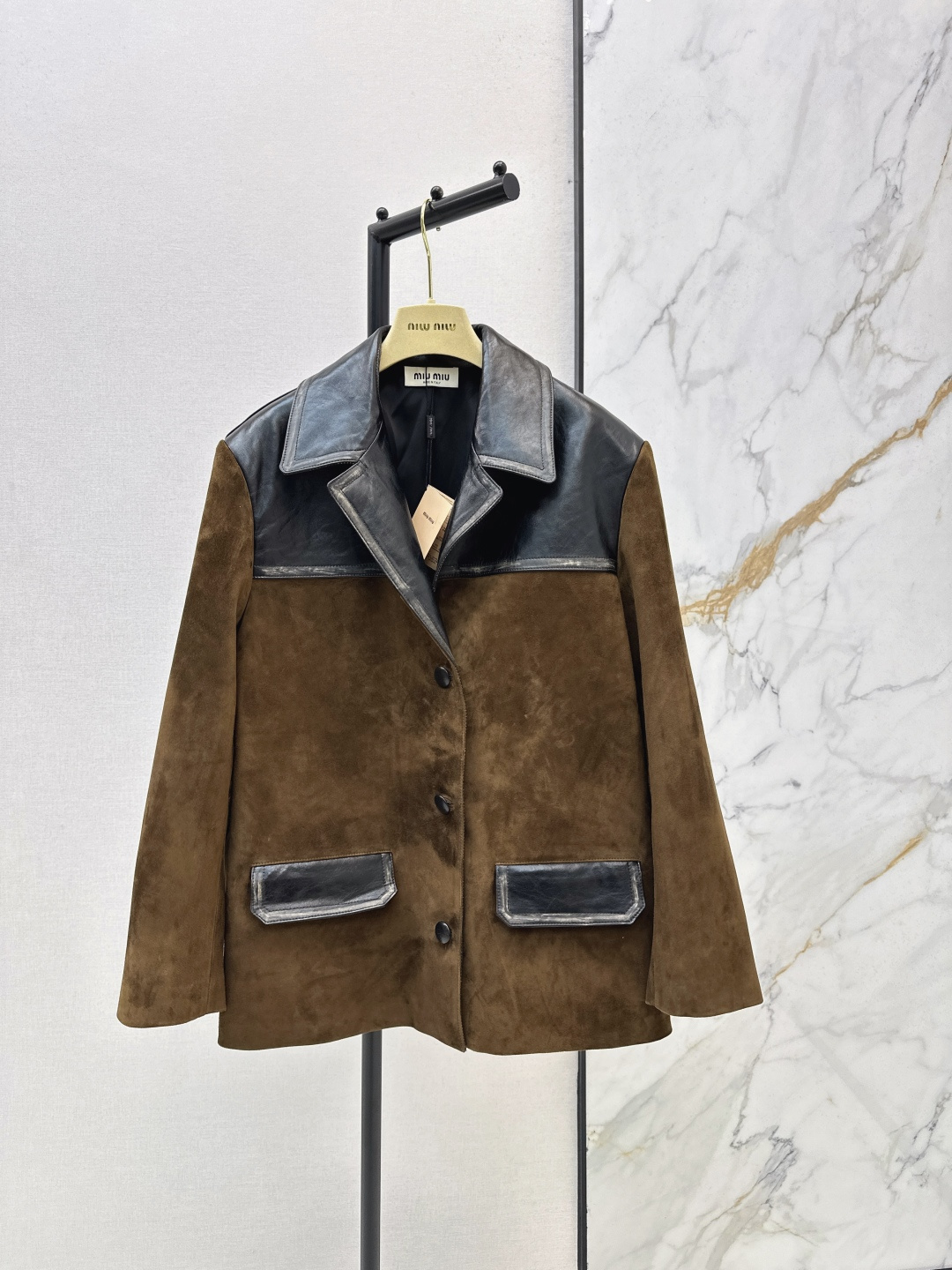 NO:794498,Supports the replacement of girls' outfits Miu 26Ss - the latest early spring model of girls' revealing style lapel jackets with exclusive custom-made suede suede craftsmanship retro lapel waxed leather and suede design super stacking artifact old color rubbing edge craftsmanship classic overzise loose version upper body makes the body look slimmer 100% imported suede lambskin sweet and cool fashionable girl's wardrobe must-have temperament item  One color ready for sale sml,,miumiu,jackets & coats,jackets & coats,sheepskin,chamois leather,19860909支持换款缪系少女穿搭 Miu 26Ss————早春最新款少女可露丽风翻领夹克外套独家定制麂皮绒面工艺 知识分子复古翻领油腊皮拼麂皮绒设计 超级叠搭神器 做旧擦色包边工艺 经典overzise宽松版型上身巨显瘦 百分百进口麂皮绒小羊皮 甜酷的时髦少女衣橱必备气质单品 一色现货发售sml,,miumiu,jackets & coats,jackets & coats,sheepskin,chamois leather,,Women's clothing