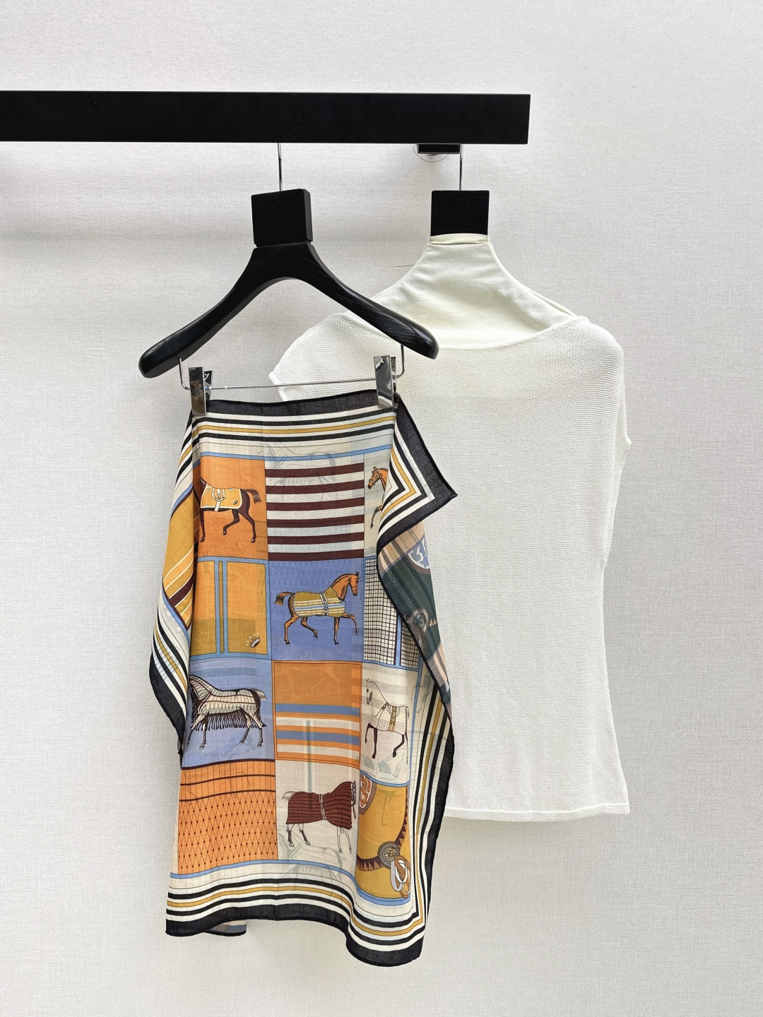 NO:794495,Recommended single item, fashionable niche design 26Ss————The latest silk scarf sweater for spring and summer has perfect texture. The one-line knitted collar and silk scarf instantly make you fashionable. The basic version is clean and neat on the upper body. The fabric is comfortable and textured. The silk scarf can be concave in any shape and complements your complexion. It is very eye-catching. It is a must-have and versatile item. Three colors are available for sale sml,,19860909爆单款推荐 时髦小众设计 26Ss————春夏最新款丝巾针织衫质感满分 一字领针织搭配丝巾瞬间时尚气质起来 基础版型上身干净利落 面料舒适有质感 丝巾可以随意凹造型又衬气色 很吸睛 必备百搭单品 三色现货发售sml,,,Women's clothing