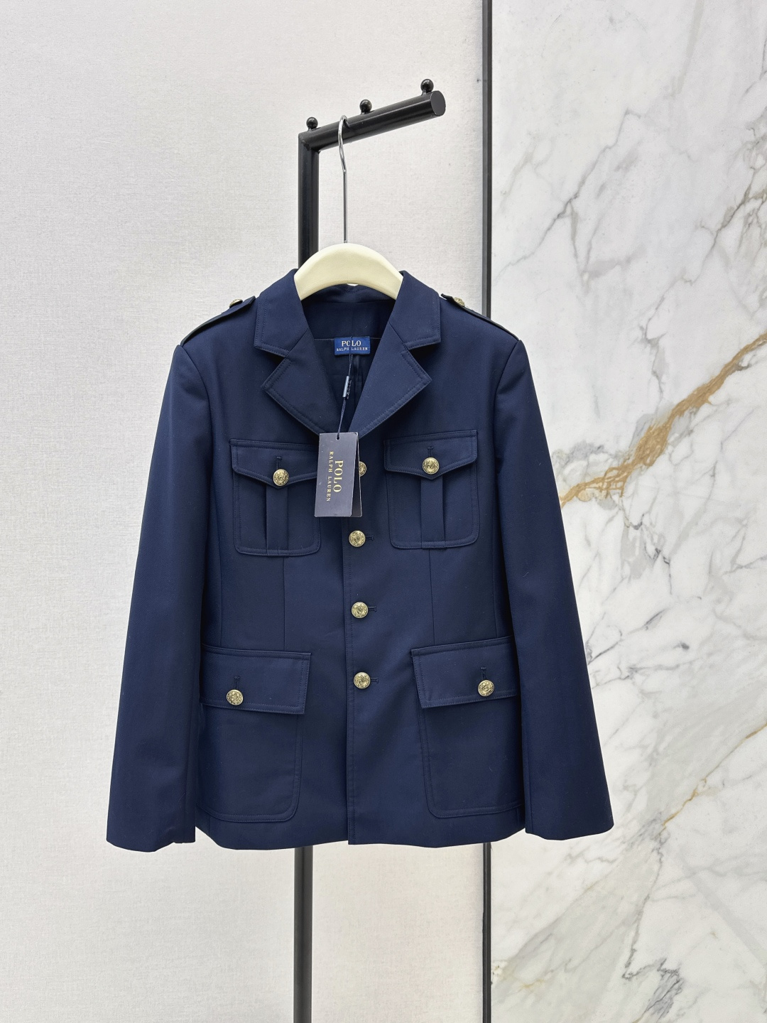 NO:794492,RL 26Ss————The latest handsome four-pocket design jacket for autumn and winter. It has a smart and neat tailoring. The classic waisted version is not picky. It is casual, elegant, cool and gentle. The waist is refined and slimming. It is full of heroism, handsomeness and style. It is a very versatile and stylish little jacket. It is very practical to wear. It is both fashionable and high-end. It is OK for commuting or daily life. It is available in one color. sml,,jackets & coats,jackets & coats,19860909RL 26Ss————秋冬最新款帅气四口袋设计夹克外套 干练利落的剪裁经典收腰版型不挑人 随性优雅飒爽温柔 腰部收腰精致显瘦 英气十足帅气有型 是巨百搭又有造型的小外套 实穿性很高 时髦与高级感并重 通勤或者日常都OK 一色现货发售sml,,jackets & coats,jackets & coats,,Women's clothing