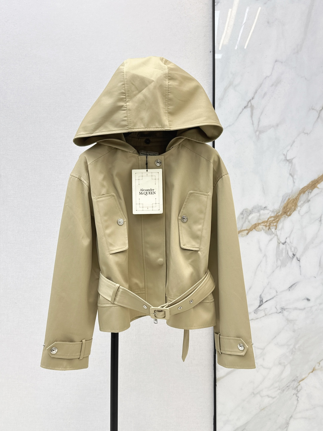 NO:794489,McQ 26Ss——————The latest spring and summer hooded belt windbreaker jacket is a fashionable item. It is recommended to keep for yourself. It can be worn open or waisted. It can be worn casually. The contrasting lapels are very eye-catching. It has a fashionable look. The short version is easy to match whether it is pants or skirts. Available in stock in one color, sml, skirts, jackets & coats, hats,19860909McQ 26Ss—————春夏最新款连帽设计腰带风衣外套时髦感拉满的一款单品 推荐自留 可以敞开穿也可以收腰穿 时髦穿法随意Get 撞色翻领非常吸睛 一整个时髦Look 短款版型很好搭配 无论是裤子或者半裙都OK 一色现货发售sml,,skirts,jackets & coats,hats,,Women's clothing