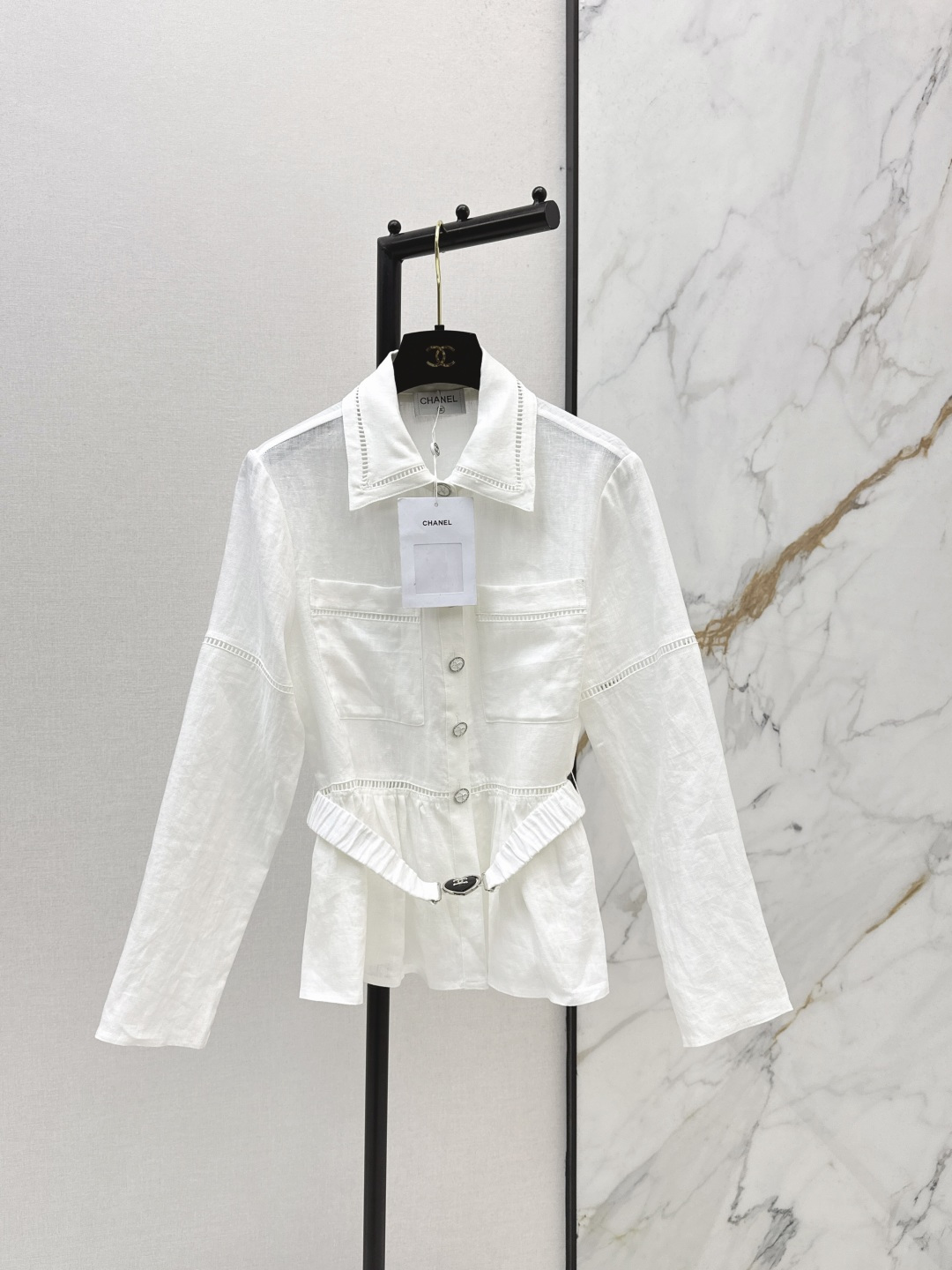NO:794512,Vintage retro style C Home 26Ss————The latest spring and summer spliced ​​lace decorative belt waist shirt. Unique American retro style double pocket design. The waist is designed to be waisted. It can well separate the proportion of the Sanqi figure. The waist is slimmed. Stylish without being picky. It is easy to wear to create a sense of style. Two colors are available in stock. sml 9,, chanel, shirts,19860909Vintage复古风 C家 26Ss————春夏最新款拼接花边装饰腰带收腰衬衫 独有的美式复古风双口袋设计 腰部做了收腰设计 很好的分割出三七身材比例感 收腰显瘦 有型又不挑人 轻松穿出造型感 两色现货发售sml 9,,chanel,shirts,,Women's clothing