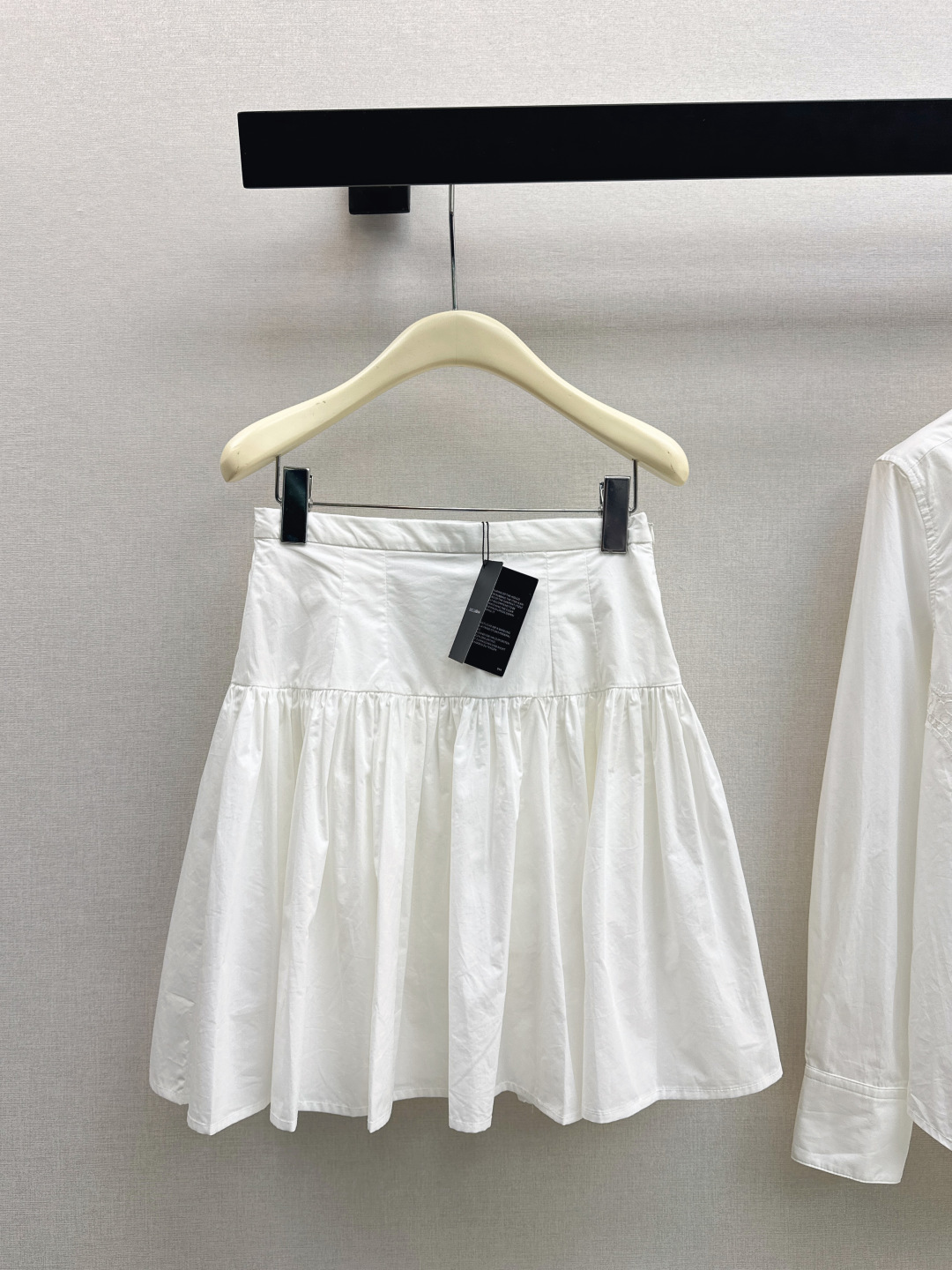 NO:794509,Roman Holiday DG 26Ss————The latest resort-style cotton suit for spring and summer. Spliced ​​lace white shirt + high-waisted skirt. White moonlight suit. Exclusive and romantic in South France. Very beautiful spliced ​​lace design. A set of upper body is also very photogenic. It is very versatile when worn separately. Developed in one color separately. Ready for sale sml,,skirts,shirts,19860909罗马假日 DG 26Ss————春夏最新款度假风棉质套装 拼接蕾丝白色衬衫+高腰半裙 白月光套装 南法独家浪漫 很好看的拼接蕾丝设计 一套上身拍照也很出片 分开穿一样很百搭 一色分开发 现货发售sml,,skirts,shirts,,Women's clothing