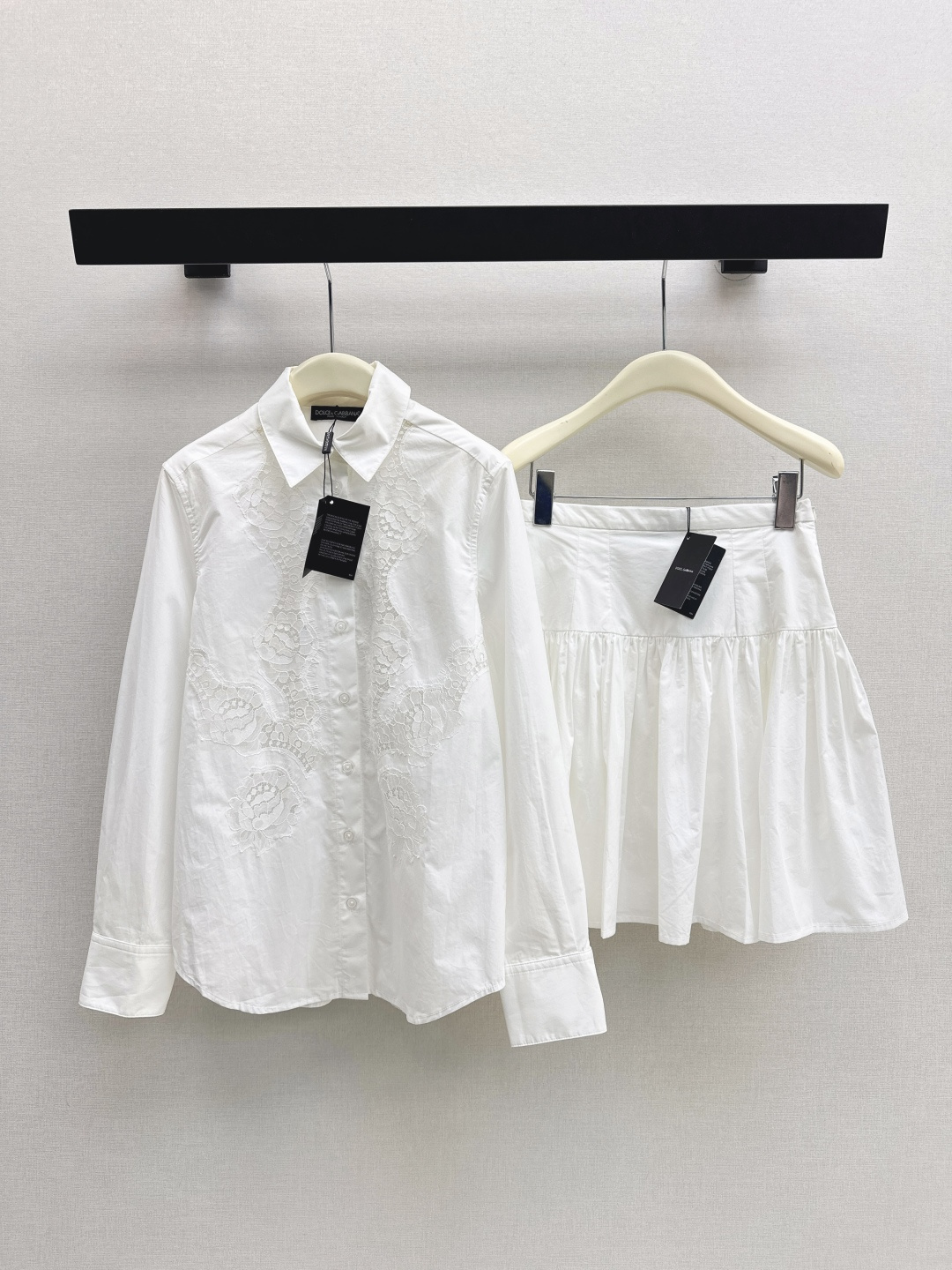 NO:794506,Roman Holiday DG 26Ss————The latest resort-style cotton suit for spring and summer. Spliced ​​lace white shirt + high-waisted skirt. White moonlight suit. Exclusive and romantic in South France. Very beautiful spliced ​​lace design. One set of upper body is also very photogenic. It is very versatile when worn separately. One color is developed separately. Ready for sale sml lining, skirts, shirts,19860909罗马假日 DG 26Ss————春夏最新款度假风棉质套装 拼接蕾丝白色衬衫+高腰半裙 白月光套装 南法独家浪漫 很好看的拼接蕾丝设计 一套上身拍照也很出片 分开穿一样很百搭 一色分开发 现货发售sml 衬,,skirts,shirts,,Women's clothing