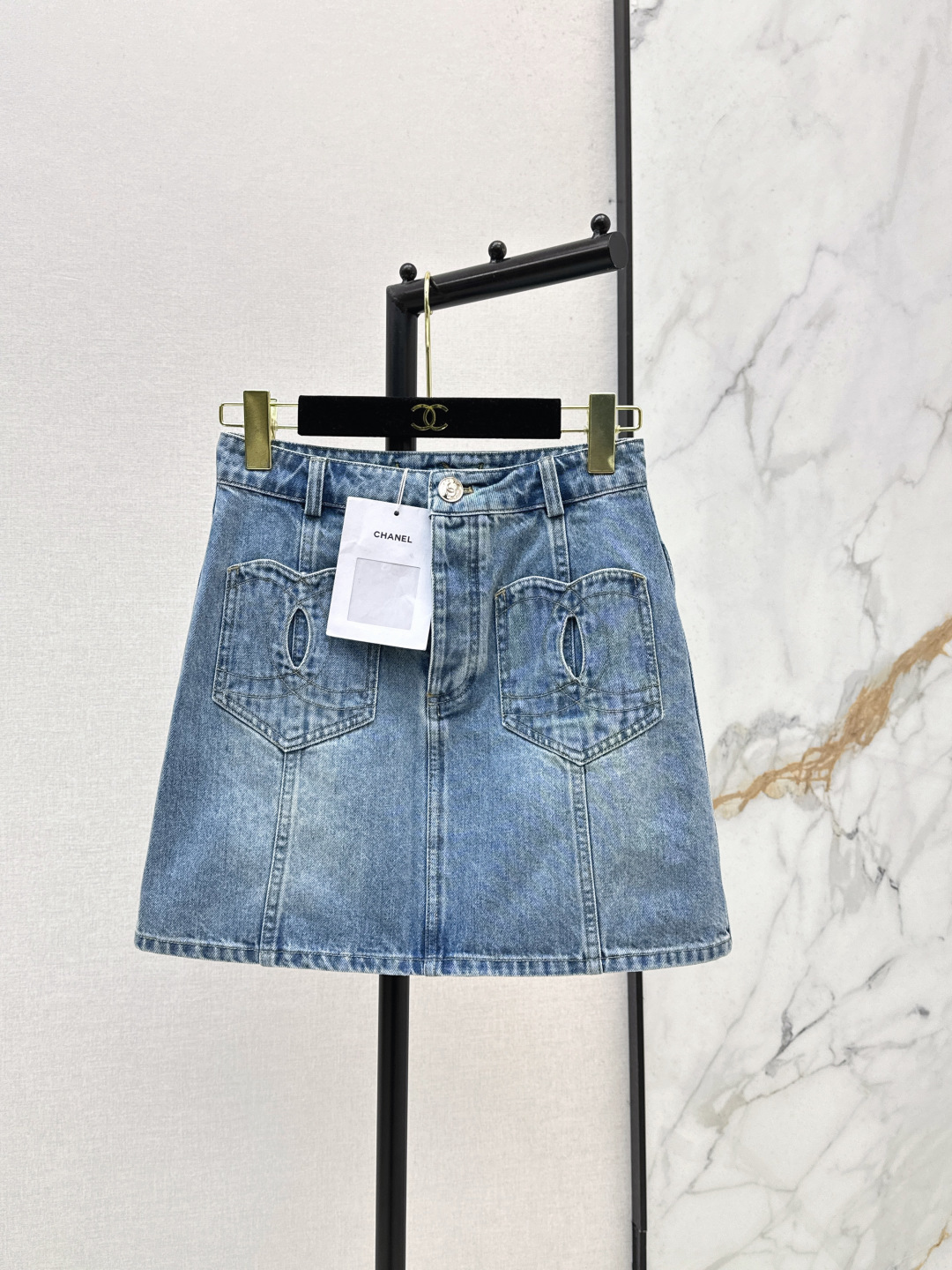 NO:795074,C Home 26Ss————The latest spring and summer logo pocket decorated denim. A series of denim jackets + skirts + shorts. Denim series. Good appearance. A series of products. Versatile and hassle-free. It just feels very clean. It is a must-have for everyone. Washed denim cotton that feels very comfortable. Old fermentation washed style. One color ready for sale. SML,, chanel, skirts, shorts, jackets & coats,19860909C家 26Ss————春夏最新款logo口袋装饰牛仔一系列牛仔外套+半裙+短裤 牛仔系列 高颜值 一系列出品 百搭无烦恼 就是很干净的感觉 人手必备真的很赞 手感很舒服的洗水牛仔棉 做旧酵洗造型 一色现货发售sml,,chanel,skirts,shorts,jackets & coats,,Women's clothing