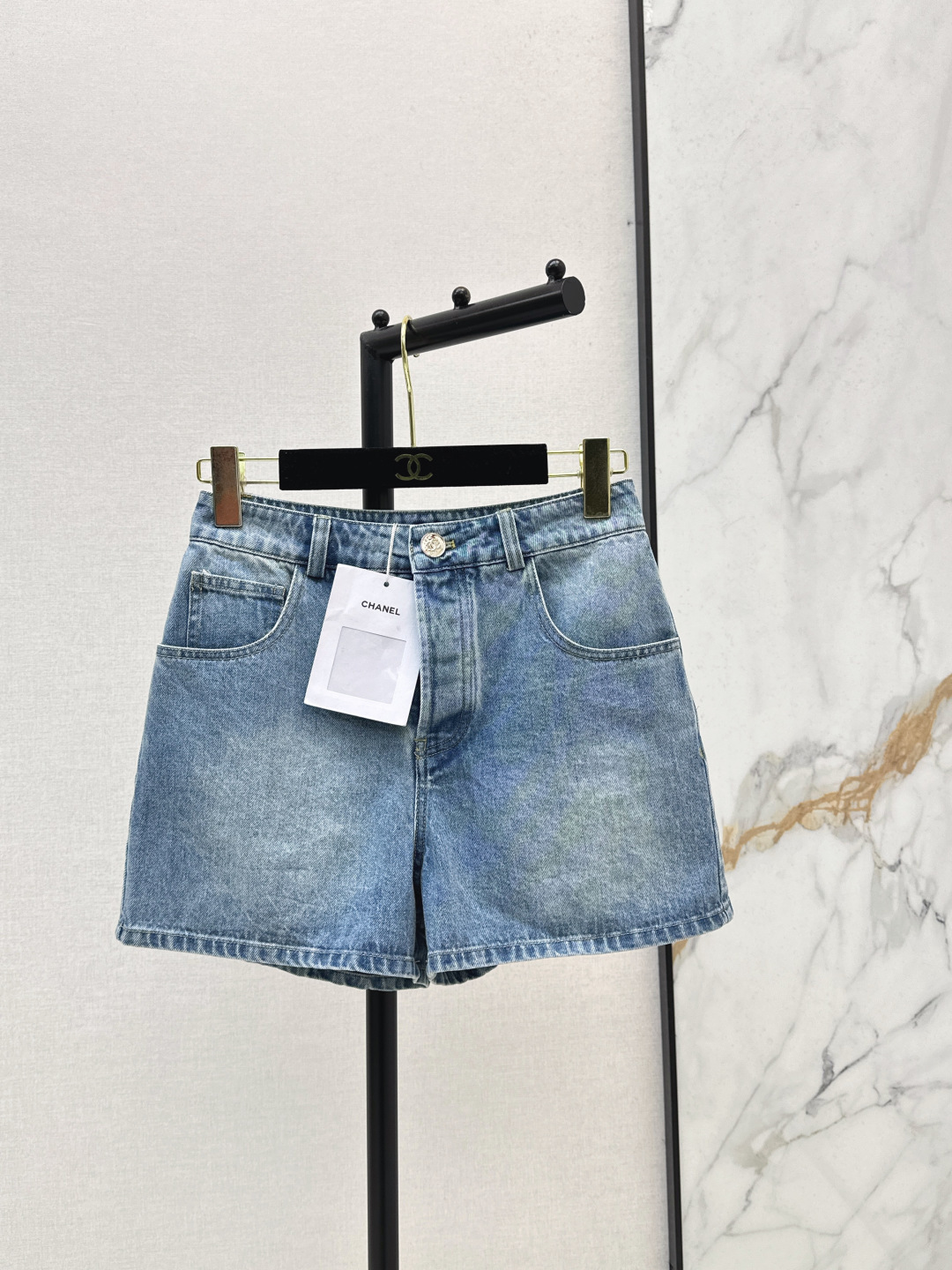 NO:795072,C Home 26Ss————The latest spring and summer logo pocket decorated denim. A series of denim jackets + skirts + shorts. Denim series. Good appearance. A series of products. Versatile and hassle-free. It just feels very clean. It is a must-have for everyone. Washed denim cotton that feels very comfortable. Old fermentation washed style. One color ready for sale. SML,, chanel, skirts, shorts, jackets & coats,19860909C家 26Ss————春夏最新款logo口袋装饰牛仔一系列牛仔外套+半裙+短裤 牛仔系列 高颜值 一系列出品 百搭无烦恼 就是很干净的感觉 人手必备真的很赞 手感很舒服的洗水牛仔棉 做旧酵洗造型 一色现货发售sml,,chanel,skirts,shorts,jackets & coats,,Women's clothing