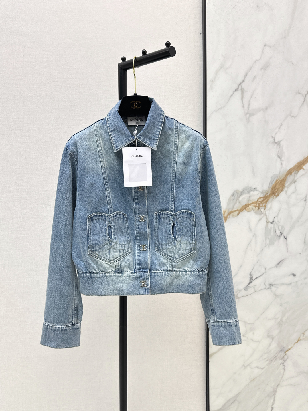 NO:795070,C Home 26Ss————The latest spring and summer denim with logo pocket decoration. A series of denim jackets + skirts + shorts. Denim series. Good appearance. A series of products. Versatile and hassle-free. It just feels very clean. It is a must-have for everyone. Washed denim cotton that feels very comfortable. Old fermentation washed style. One color ready for sale sml. Outside, chanel, skirts, shorts, jackets & coats,19860909C家 26Ss————春夏最新款logo口袋装饰牛仔一系列牛仔外套+半裙+短裤 牛仔系列 高颜值 一系列出品 百搭无烦恼 就是很干净的感觉 人手必备真的很赞 手感很舒服的洗水牛仔棉 做旧酵洗造型 一色现货发售sml 外,,chanel,skirts,shorts,jackets & coats,,Women's clothing