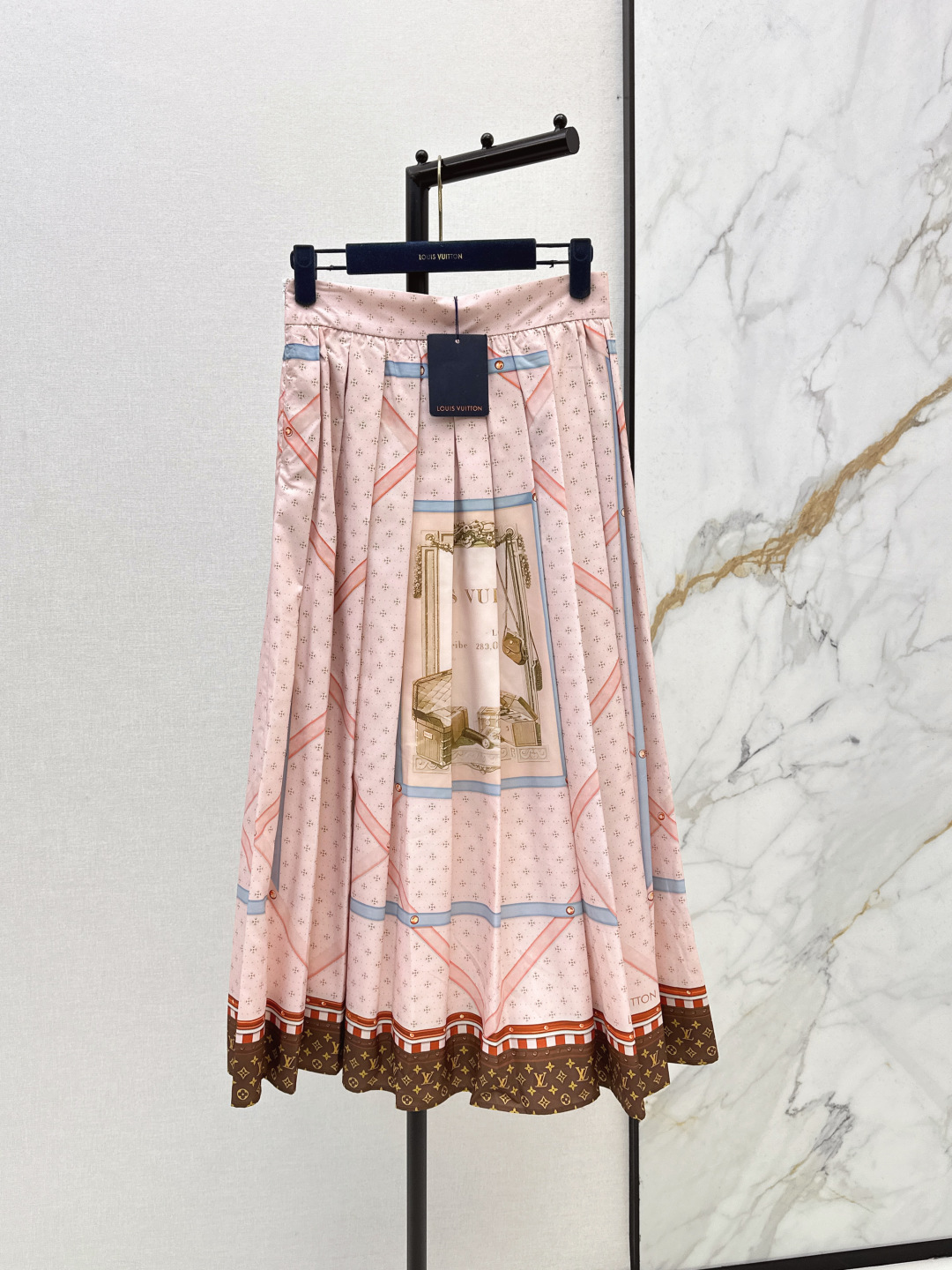 NO:795592,L's 26Ss————The latest spring and summer printed see-through shirt + pleated skirt, cute style, full of small details, exquisite workmanship, age-reducing fashion, good hold style, won the hearts of fairies, soft and textured, one color separated, ready for sale sml,, louis vuitton, skirts, shirts,19860909L家 26Ss————春夏最新款印花透视衬衫+压褶半裙 可A可乖的风格 满满小细节太加分 做工精致 减龄时尚 好HOLD住造型 深得仙女心 柔软有质感 一色分开发 现货发售sml,,louis vuitton,skirts,shirts,,Women's clothing