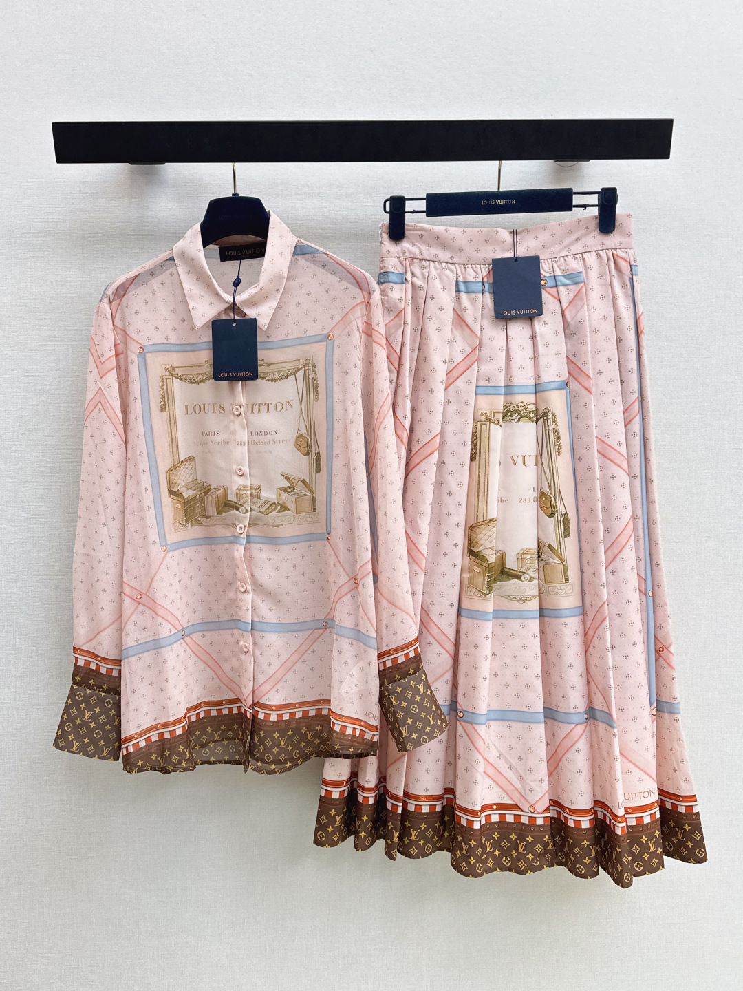 NO:795589,L Family 26Ss————The latest spring and summer printed see-through shirt + pleated skirt, cute style, full of small details, exquisite workmanship, age-reducing fashion, good hold style, won the hearts of fairies, soft and textured, one color separately, ready for sale, sml lining,, louis vuitton, skirts, shirts,19860909L家 26Ss————春夏最新款印花透视衬衫+压褶半裙 可A可乖的风格 满满小细节太加分 做工精致 减龄时尚 好HOLD住造型 深得仙女心 柔软有质感 一色分开发 现货发售sml 衬,,louis vuitton,skirts,shirts,,Women's clothing