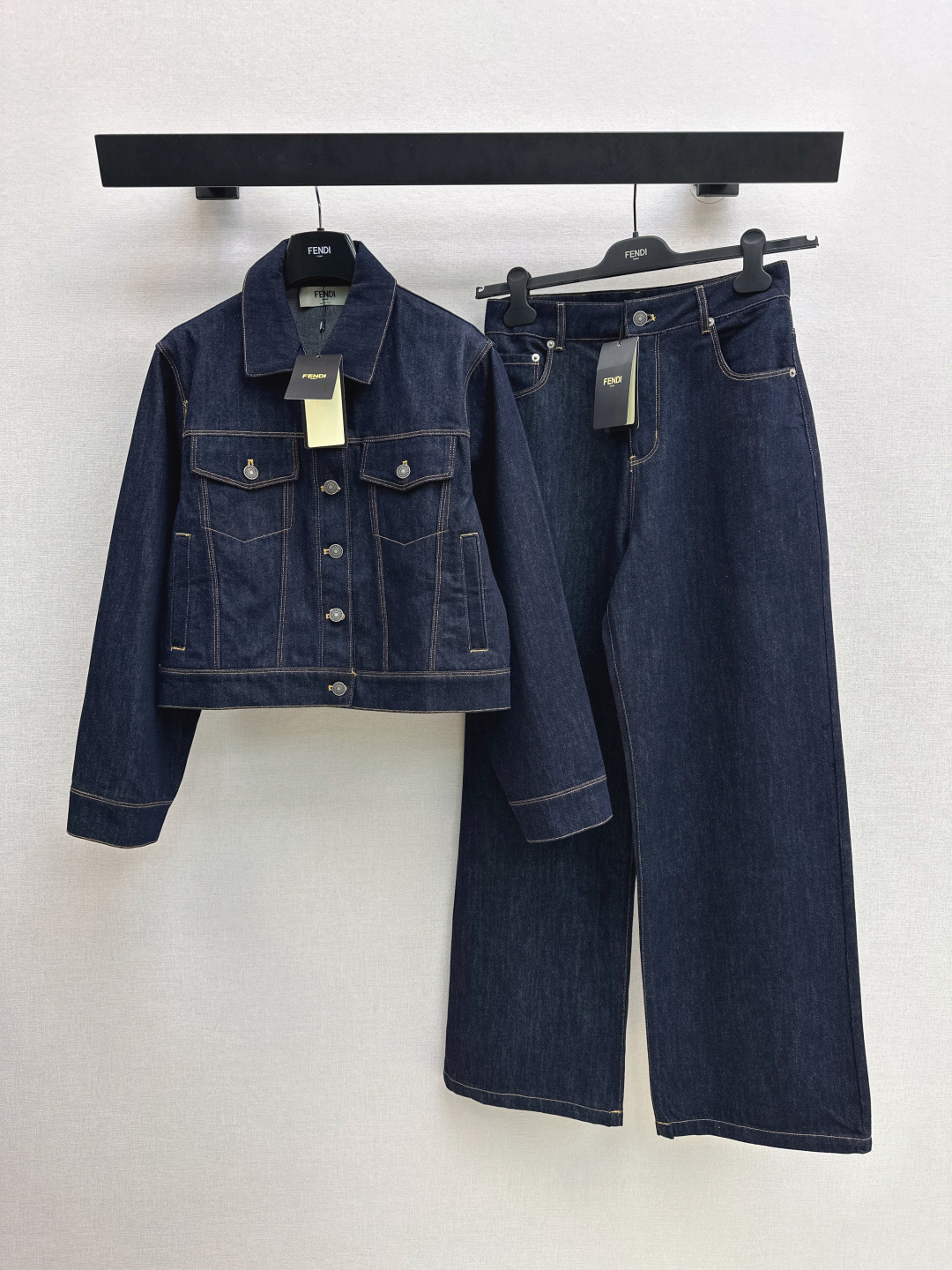 NO:795603,The same style as Song Yuqi's FD 26Ss - the latest spring and summer washed original color denim denim jacket. Classic, fashionable and high-end. Original customized denim denim fabric. Classic version design, versatile and not flattering. Highly recommended for casual temperament. Customized leather brand hardware accessories. One color ready for sale sml,,jackets & coats,jackets & coats,19860909宋雨琦同款 FD 26Ss————春夏最新款水洗原色丹宁牛仔夹克外套 经典时髦又高级 原版定制丹宁牛仔面料 经典版型设计百搭不挑人上身巨显瘦 强烈推荐休闲气质单品 定制皮牌五金配件 一色现货发售sml,,jackets & coats,jackets & coats,,Women's clothing