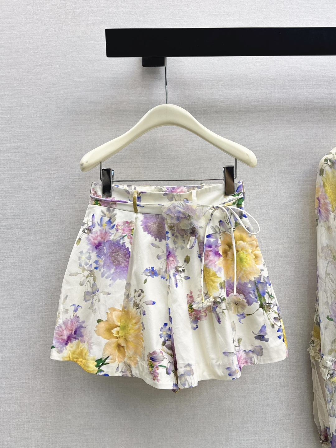 NO:795594,Zim 26Ss - the latest early spring vacation series romantic suit printed shirt + belted shorts. Palace style for age-reducing girls. Beautiful upper body. Fairy and elegant white and rich beauty must-have items. One color ready for sale smlxl,, shorts, shirts,19860909Zim 26Ss———早春最新款度假系列浪漫套装印花衬衫+腰带短裤 宫廷风减龄少女风 上身美的不要不要的 仙气优雅的白富美必备单品 一色现货发售smlxl,,shorts,shirts,,Women's clothing