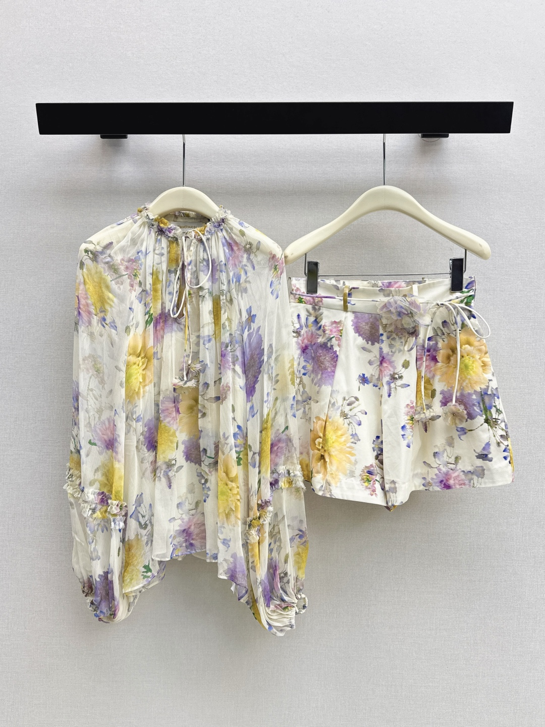 NO:795591,Zim 26Ss - the latest early spring vacation series romantic suit printed shirt + belted shorts. Palace style for age-reducing girls. Beautiful upper body. Fairy and elegant must-have item for white and rich beauty. One color ready for sale on smlxl,,shorts,shirts,19860909Zim 26Ss———早春最新款度假系列浪漫套装印花衬衫+腰带短裤 宫廷风减龄少女风 上身美的不要不要的 仙气优雅的白富美必备单品 一色现货发售smlxl 上,,shorts,shirts,,Women's clothing