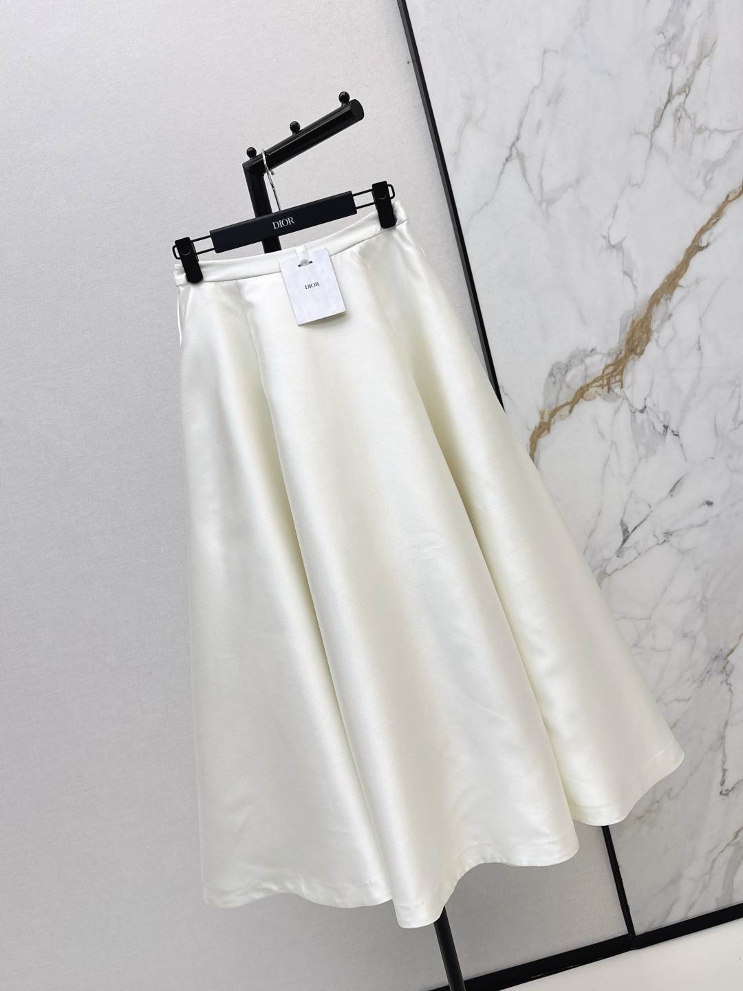 NO:795565,Elegant Lady Temperament CD 26Ss————The latest high-end temperament suit for spring and summer, stand-up collar, small waisted woven top + umbrella-shaped large skirt, long skirt. The upper body is more everyday and not too formal. The whole Look design is very beautiful. Customized woven fabric + CD buckle + satin fabric, full of high-end details. The upper body is very proportional. The two colors are developed separately. Ready for sale sml,,skirts,19860909优雅Lady气质 CD 26Ss————春夏最新款高定气质套装立领l收腰编织小上衣+伞状大裙摆长款半裙 一套搭配上身比较日常不会过于正式 整个Look设计很好看 定制的编织面料+cd包扣+缎面面料 高级细节感拉满 一套上身很显身材比例感 两色分开发 现货发售sml,,skirts,,Women's clothing