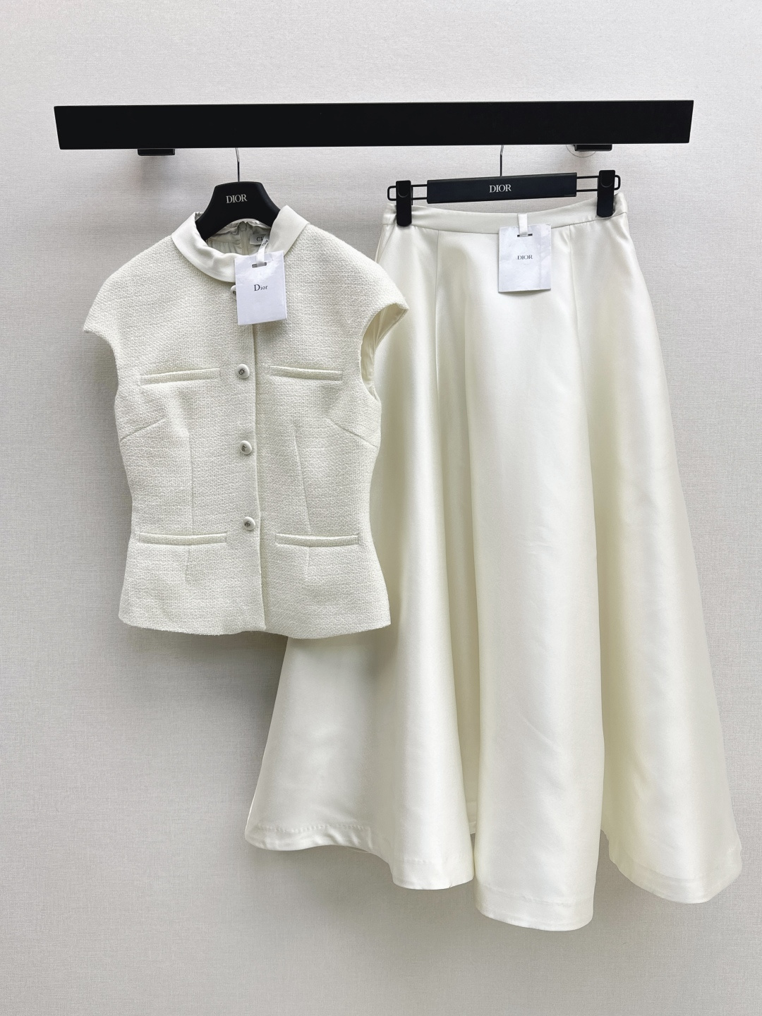 NO:795582,Elegant Lady Temperament CD 26Ss————The latest high-end temperament suit for spring and summer, stand-up collar, small waisted woven top + large umbrella-shaped skirt, long skirt. The upper body is more everyday and not too formal. The whole Look design is very beautiful. Customized woven fabric + CD buckle + satin fabric. Full of high-end details. The upper body is very proportional. Two colors are developed separately. Ready for sale on sml,,skirts,19860909优雅Lady气质 CD 26Ss————春夏最新款高定气质套装立领l收腰编织小上衣+伞状大裙摆长款半裙 一套搭配上身比较日常不会过于正式 整个Look设计很好看 定制的编织面料+cd包扣+缎面面料 高级细节感拉满 一套上身很显身材比例感 两色分开发 现货发售sml 上,,skirts,,Women's clothing