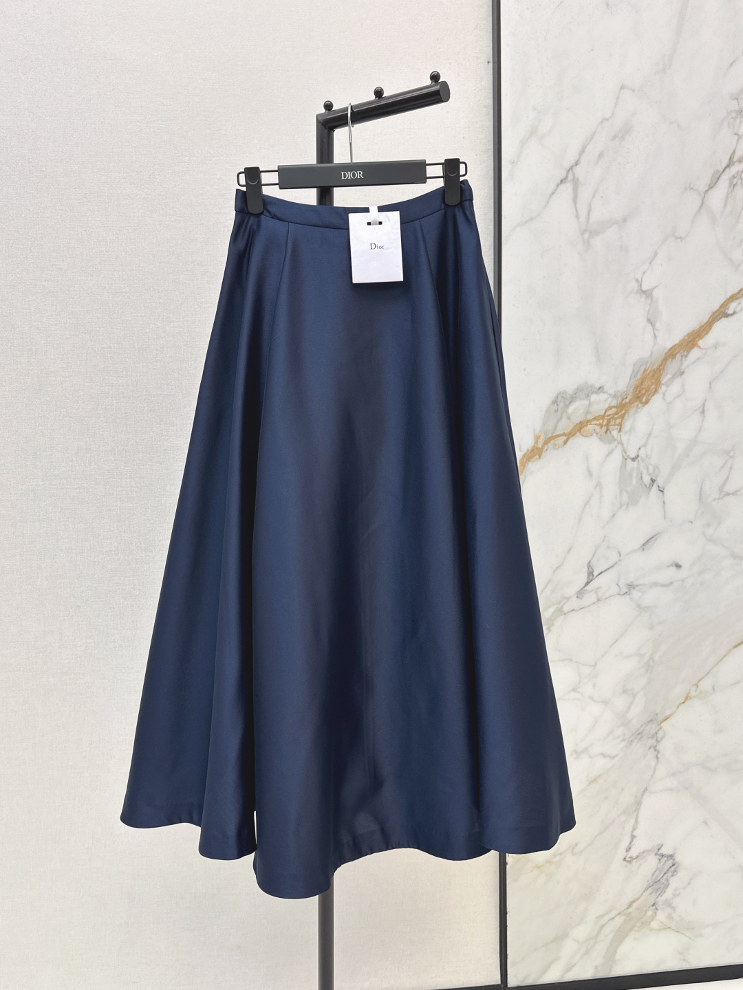 NO:795580,Elegant Lady Temperament CD 26Ss————The latest high-end temperament suit for spring and summer, stand-up collar, small waisted woven top + umbrella-shaped large skirt, long skirt. The upper body is more everyday and not too formal. The whole Look design is very beautiful. Customized woven fabric + CD buckle + satin fabric, full of high-end details. The upper body is very proportional. The two colors are developed separately. Ready for sale sml,,skirts,19860909优雅Lady气质 CD 26Ss————春夏最新款高定气质套装立领l收腰编织小上衣+伞状大裙摆长款半裙 一套搭配上身比较日常不会过于正式 整个Look设计很好看 定制的编织面料+cd包扣+缎面面料 高级细节感拉满 一套上身很显身材比例感 两色分开发 现货发售sml,,skirts,,Women's clothing