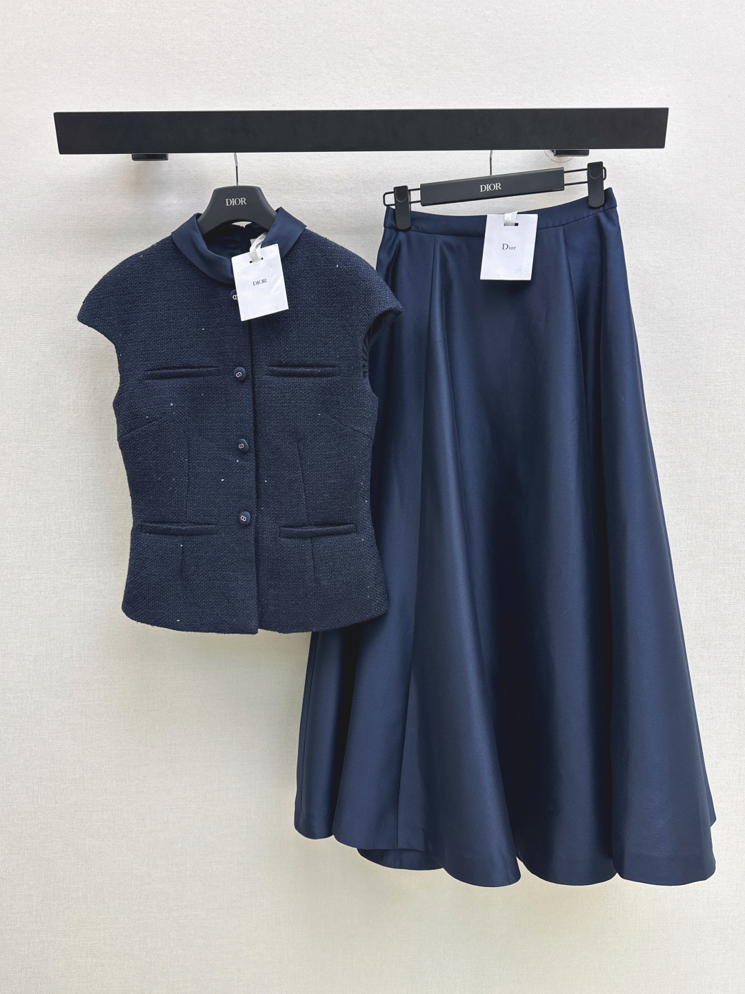 NO:795578,Elegant Lady Temperament CD 26Ss————The latest high-end temperament suit for spring and summer, stand-up collar, small waisted woven top + large umbrella-shaped skirt, long skirt. The upper body is more everyday and not too formal. The whole Look design is very beautiful. Customized woven fabric + CD buckle + satin fabric. Full of high-end details. The upper body is very proportional. Two colors are developed separately. Ready for sale on sml,,skirts,19860909优雅Lady气质 CD 26Ss————春夏最新款高定气质套装立领l收腰编织小上衣+伞状大裙摆长款半裙 一套搭配上身比较日常不会过于正式 整个Look设计很好看 定制的编织面料+cd包扣+缎面面料 高级细节感拉满 一套上身很显身材比例感 两色分开发 现货发售sml 上,,skirts,,Women's clothing