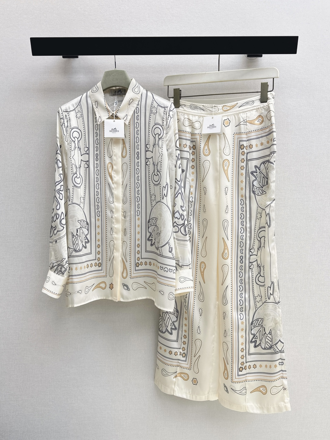 NO:796066,Her 26Ss————The latest spring and summer printed suit loose shirt + straight pants, 100% silk fabric, retro and fashionable, low-key temperament and luxurious high-end, versatile and not picky, customized technical fabrics, workmanship quality depends on the details, white and rich beauty is a must-have, one color is developed separately, ready for sale smlxl lining, shirts, real silk,19860909Her 26Ss————春夏最新款印花套装宽松衬衫+直筒裤 百分百真丝面料 复古时髦 低调气质又奢华高级 版型百搭不挑人 定制科技面料 做工品质看细节 白富美必入 一色分开发 现货发售smlxl 衬,,shirts,real silk,,Women's clothing