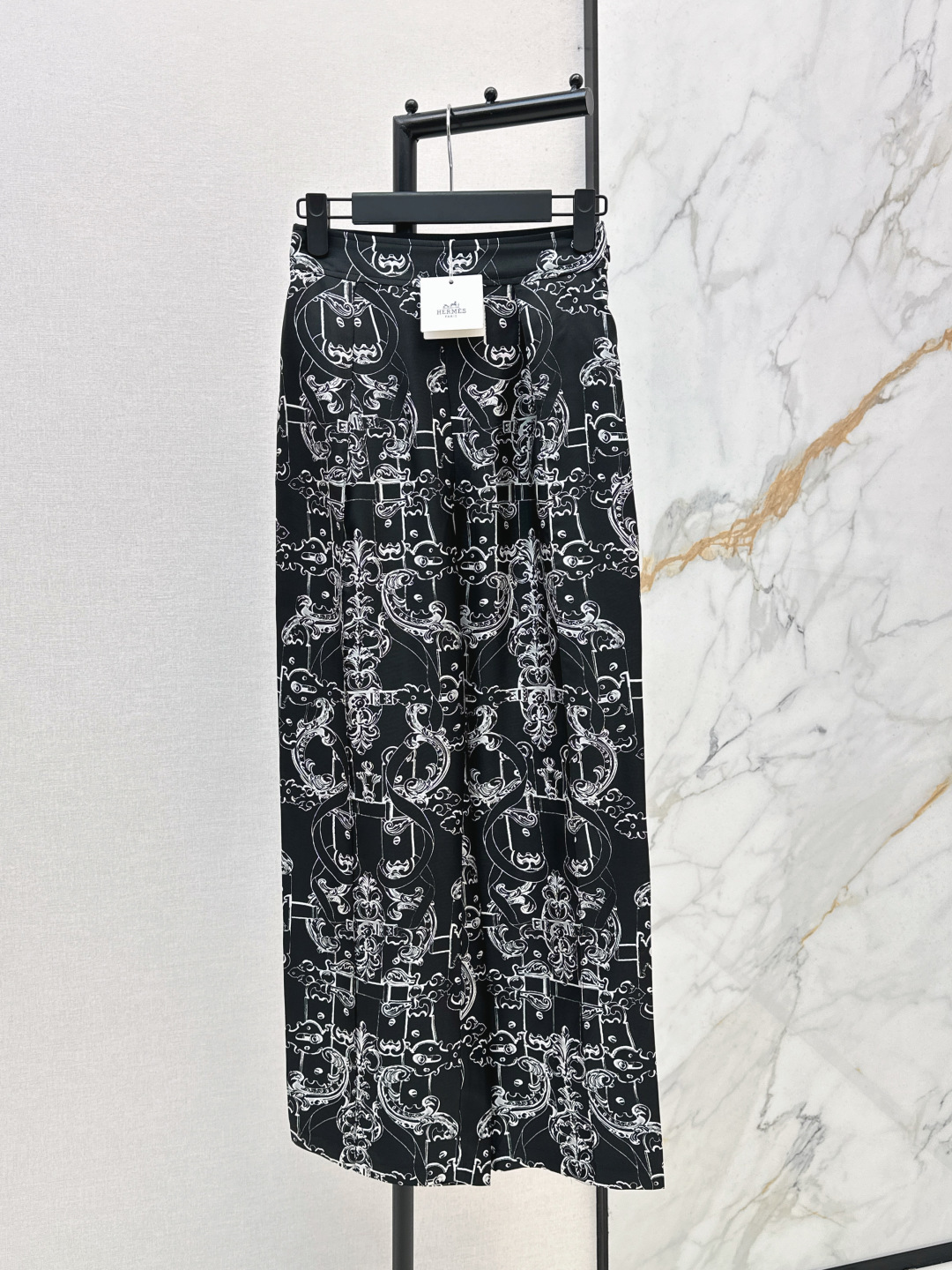 NO:796063,Her 26Ss————The latest spring and summer printed suit loose shirt + straight pants, 100% silk fabric, retro and fashionable, low-key temperament and luxurious and high-end, versatile and not picky, customized technical fabrics, workmanship quality depends on the details, white and rich beauty must buy, one color is developed, ready for sale smlxl,, shirts, real silk,19860909Her 26Ss————春夏最新款印花套装宽松衬衫+直筒裤 百分百真丝面料 复古时髦 低调气质又奢华高级 版型百搭不挑人 定制科技面料 做工品质看细节 白富美必入 一色分开发 现货发售smlxl,,shirts,real silk,,Women's clothing
