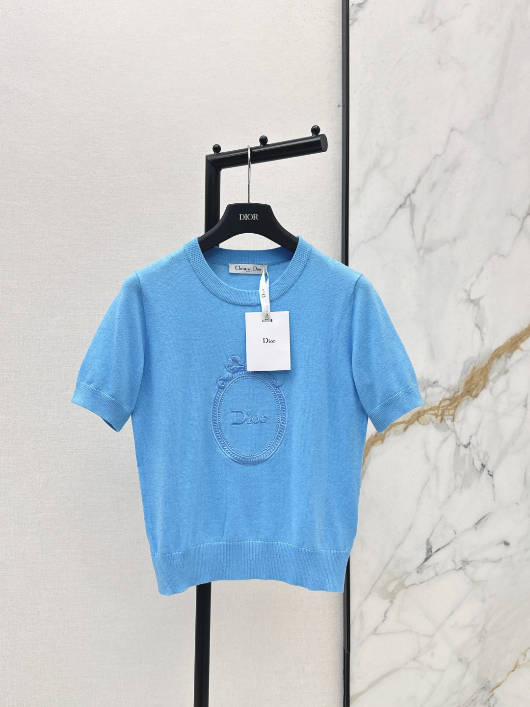 NO:796634,CD 26Ss————The latest spring and summer logo embroidered short-sleeved sweater made of 100% wool yarn. The texture is delicate and soft. It is a classic age-reducing item. The shape is not picky and makes the upper body look slimmer. The perfect item that is a must-have for those who are rich and beautiful. The texture is great. Two colors are available in stock, sml, sweaters, T-shirt,19860909CD 26Ss————春夏最新款logo刺绣短袖毛衣百分百羊毛纱线 质感细腻软糯 经典减龄单品 版型不挑人上身巨显瘦 白富美必收的完美单品 质感超赞 两色现货发售sml,,sweaters,T-shirt,,Women's clothing