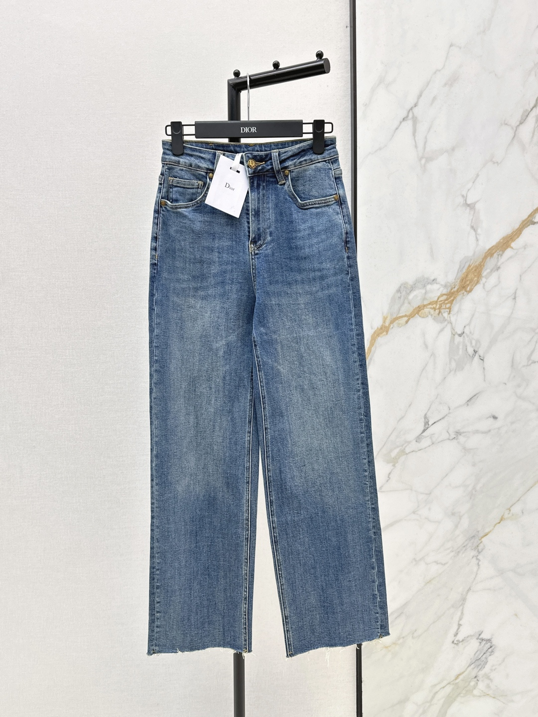 NO:796633,CD 26Ss————The latest straight-leg jeans for early spring. The whole piece is three-dimensional. It is all-round exquisite and can be worn by celebrities. The upper body is super covered and the legs are slim. It is a great item to match. It is simple. It can be worn with a refreshing and fashionable sense of high-end. It is elegant and fashionable in daily life. It is versatile. The color is very beautiful. The fabric is high-end and texture. A must-have for dates and shopping. One color ready for sale smlxlxxl,,jeans,19860909CD 26Ss————早春最新款直筒牛仔裤 整件立体剪裁 全方位精致做明星穿搭 上身超级遮肉显瘦 超拉腿部比例 巨好搭配的单品 简简单单 穿出清爽时髦的高级感 日常优雅又时髦巨百搭 颜色很好看 面料高级又有质感 约会逛街必备 一色现货发售smlxlxxl,,jeans,,Women's clothing