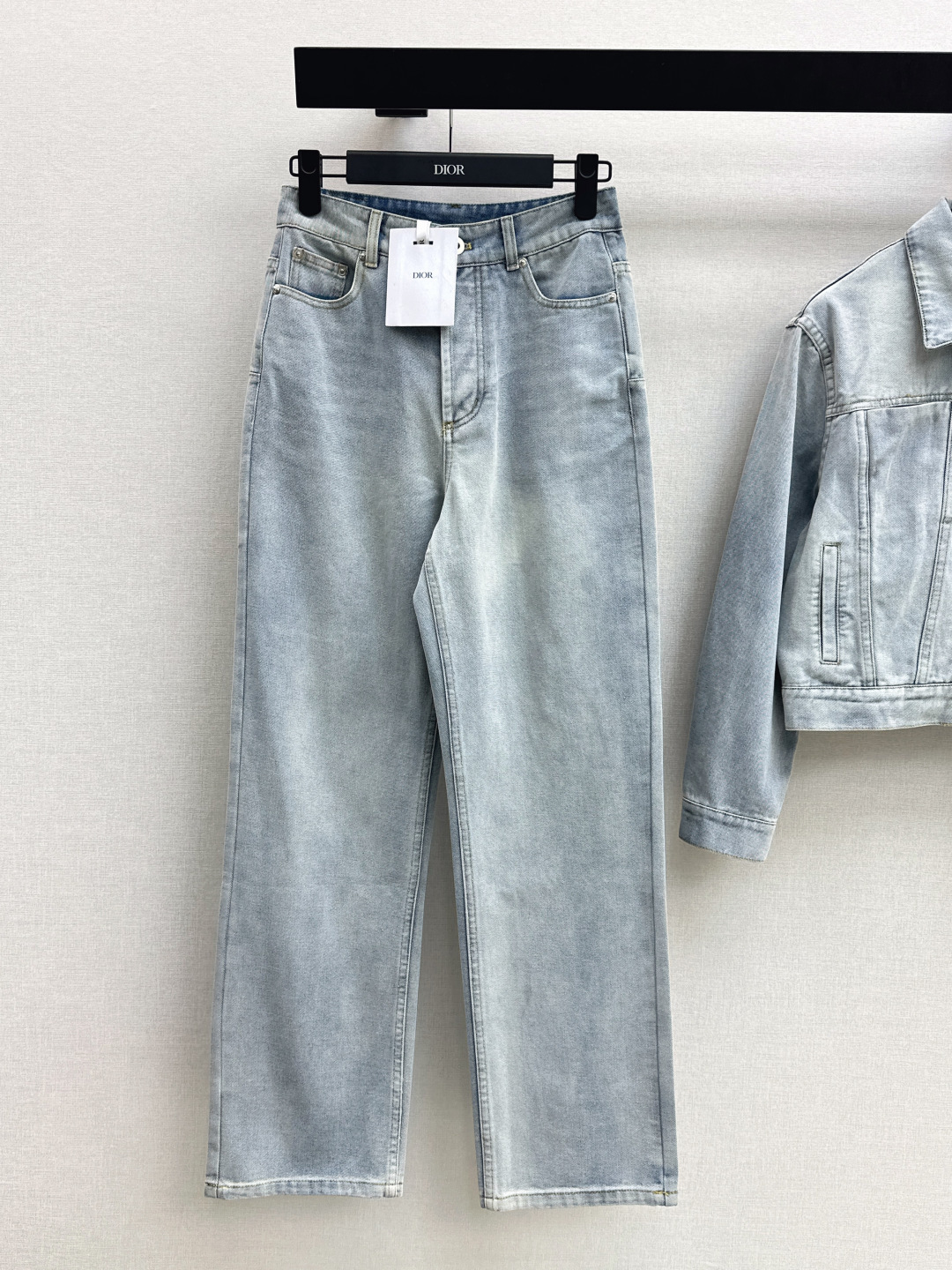 NO:796631,CD 26Ss————Early spring’s latest distressed washed ink white denim suit, handsome jacket + jeans, nostalgic series, distressed effect plain denim, good appearance, versatile and worry-free, just a very clean feeling, a must-have, really great, washed denim cotton that feels very comfortable, distressed enzyme wash style, developed in one color, ready for sale sml,,jeans,jackets & coats,jackets & coats,19860909CD 26Ss————早春最新款做旧洗水墨白牛仔套装帅气夹克外套+牛仔裤 怀旧感系列 做旧效果素颜牛仔 高颜值 百搭无烦恼 就是很干净的感觉 人手必备 真的很赞 手感很舒服的洗水牛仔棉 做旧酵洗造型 一色分开发 现货发售sml,,jeans,jackets & coats,jackets & coats,,Women's clothing