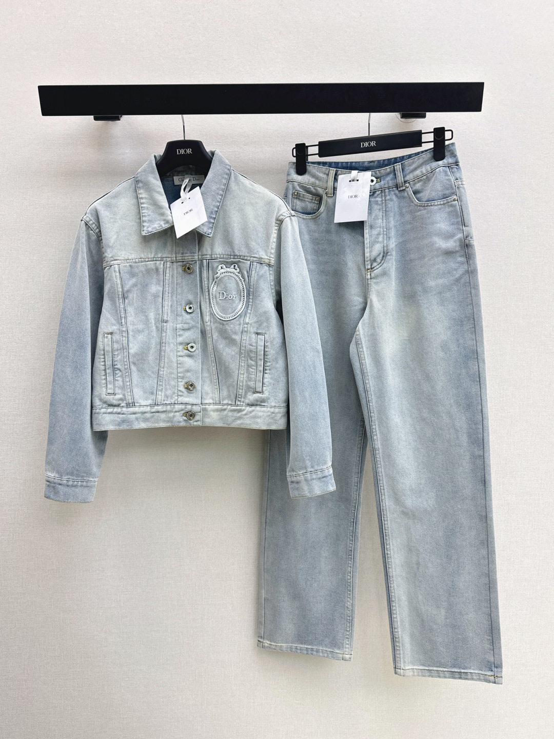 NO:796629,CD 26Ss——Early spring’s latest distressed washed ink white denim suit, handsome jacket + jeans, nostalgic series, distressed effect plain denim, good appearance, versatile and worry-free, just a very clean feeling, a must-have, really great, washed denim cotton that feels very comfortable, distressed enzyme-washed style, developed in one color, ready for sale sml, outside,,jeans,jackets & coats,jackets & coats,19860909CD 26Ss————早春最新款做旧洗水墨白牛仔套装帅气夹克外套+牛仔裤 怀旧感系列 做旧效果素颜牛仔 高颜值 百搭无烦恼 就是很干净的感觉 人手必备 真的很赞 手感很舒服的洗水牛仔棉 做旧酵洗造型 一色分开发 现货发售sml 外,,jeans,jackets & coats,jackets & coats,,Women's clothing