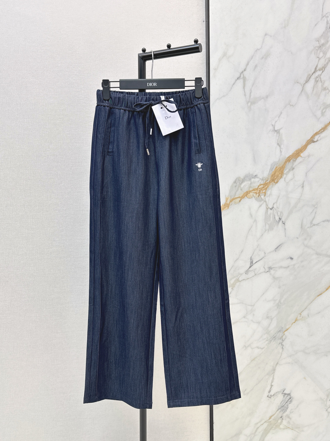 NO:796627,Versatile series CD 26Ss————The latest spring and summer bee embroidered straight pants are casual and stylish. They are a pair of pants that are easy to wear and match well. They are made of light and thin denim fabric. They are low-key and textured. The straight wide version covers the flesh and makes you slim. It is a very practical pair of jeans. One color ready for sale smlxl,,jeans,19860909百搭系列 CD 26Ss————春夏最新款蜜蜂刺绣直筒裤休闲有型 好穿好搭配的一条裤子 采用轻薄款牛仔面料 低调有质感 直筒阔型版型遮肉显瘦 是很实穿的一条牛仔裤 一色现货发售smlxl,,jeans,,Women's clothing