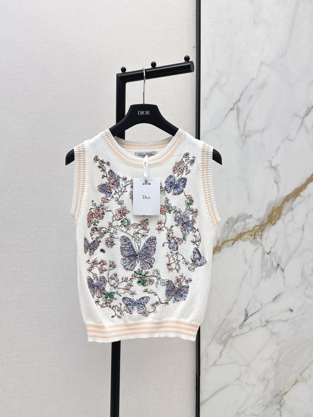 NO:796623,CD 26Ss————The latest spring and summer Fengshen beautiful white flower pattern sleeveless sweater. The imported cotton blended yarn is of excellent quality. The Swiss machine-made full-width heavy-duty multi-color positioning embroidery craft flower series is super beautiful. White and rich beauty is a must-have. Luxurious high-end items. Classic and versatile version, elegant temperament and age-reducing girlish style. It looks good with gauze skirts and jeans. Two colors are available in stock sml,,skirts,jeans,sweaters,19860909CD 26Ss————春夏最新款封神绝美白花图案无袖毛衣 进口棉混纺纱线质量超赞 瑞士机满幅重工多色定位刺绣工艺花系列超美 白富美必入 奢华高级单品 经典百搭版型气质优雅减龄少女风 搭配纱裙牛仔裤都好看 两色现货发售sml,,skirts,jeans,sweaters,,Women's clothing